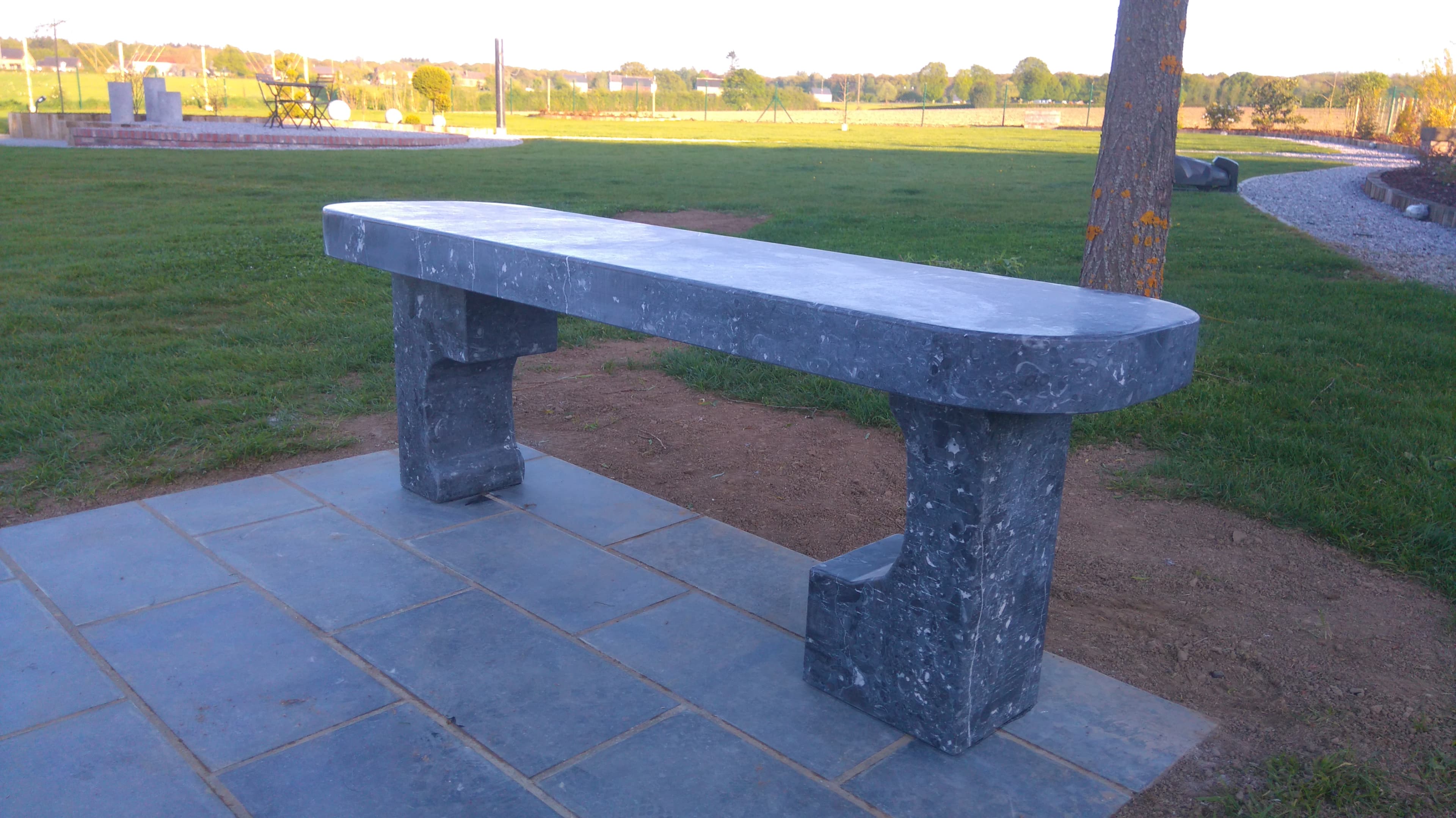 Banc en pierre bleue
