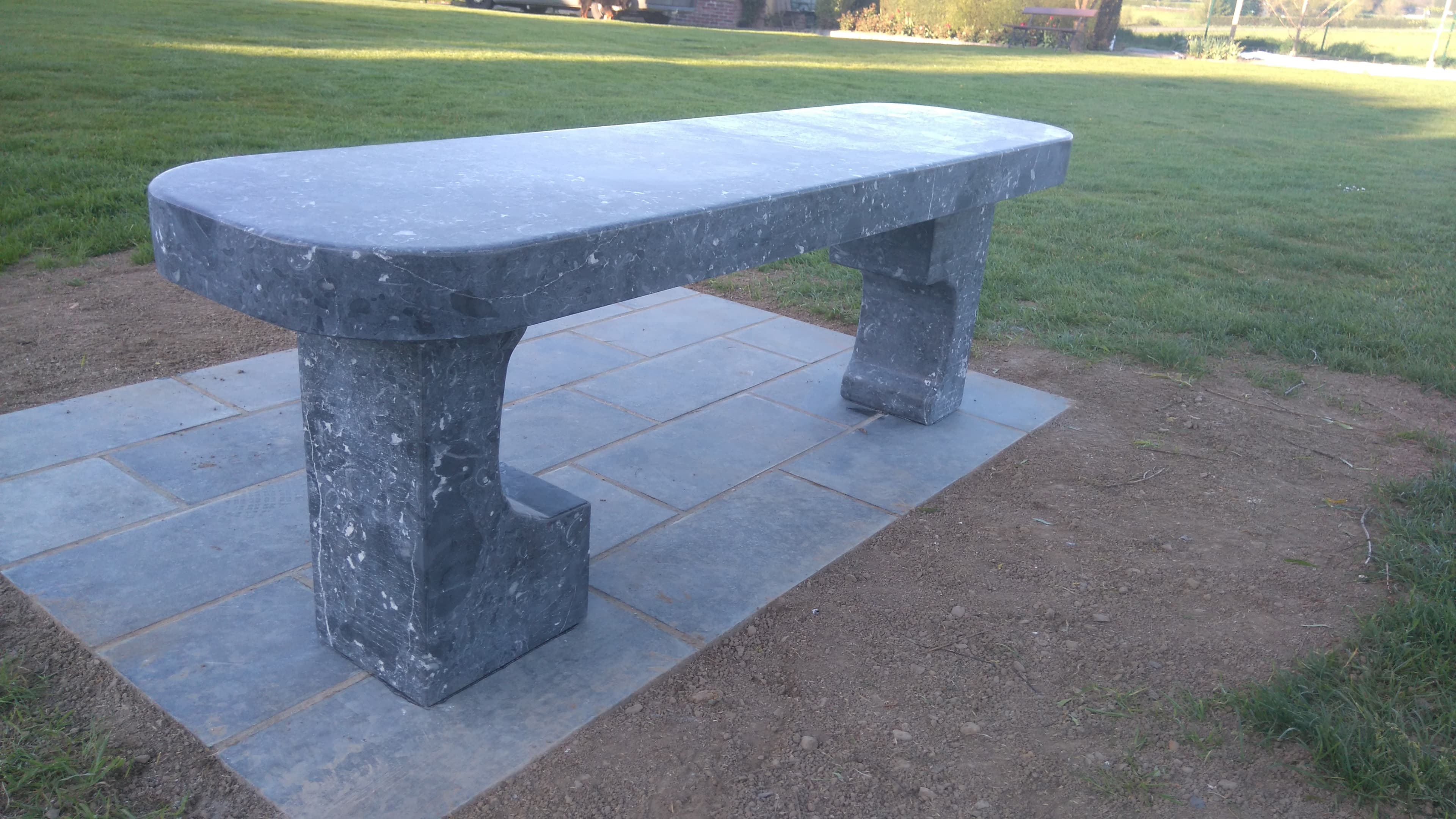 Banc en pierre bleue