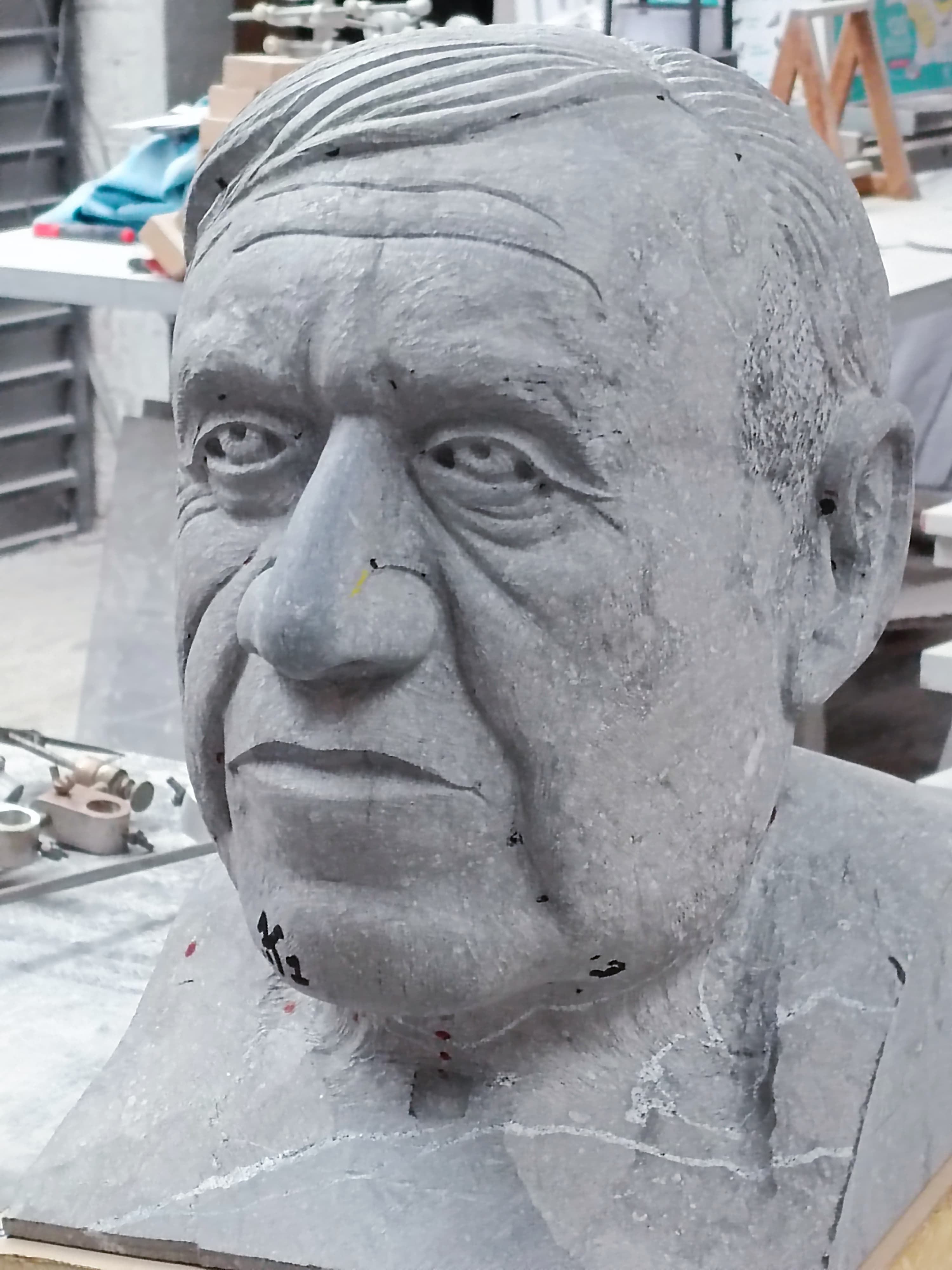 11 . Buste en pierre bleue Daniel J
