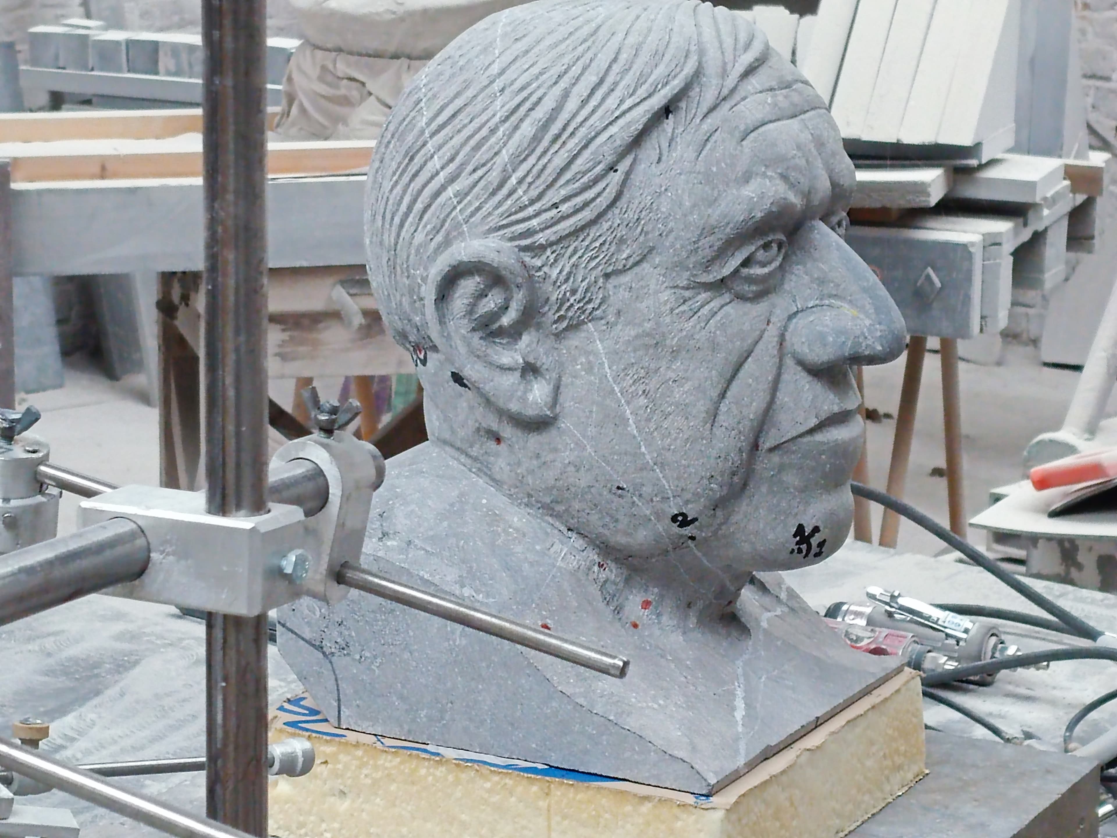 11 . Buste en pierre bleue Daniel J