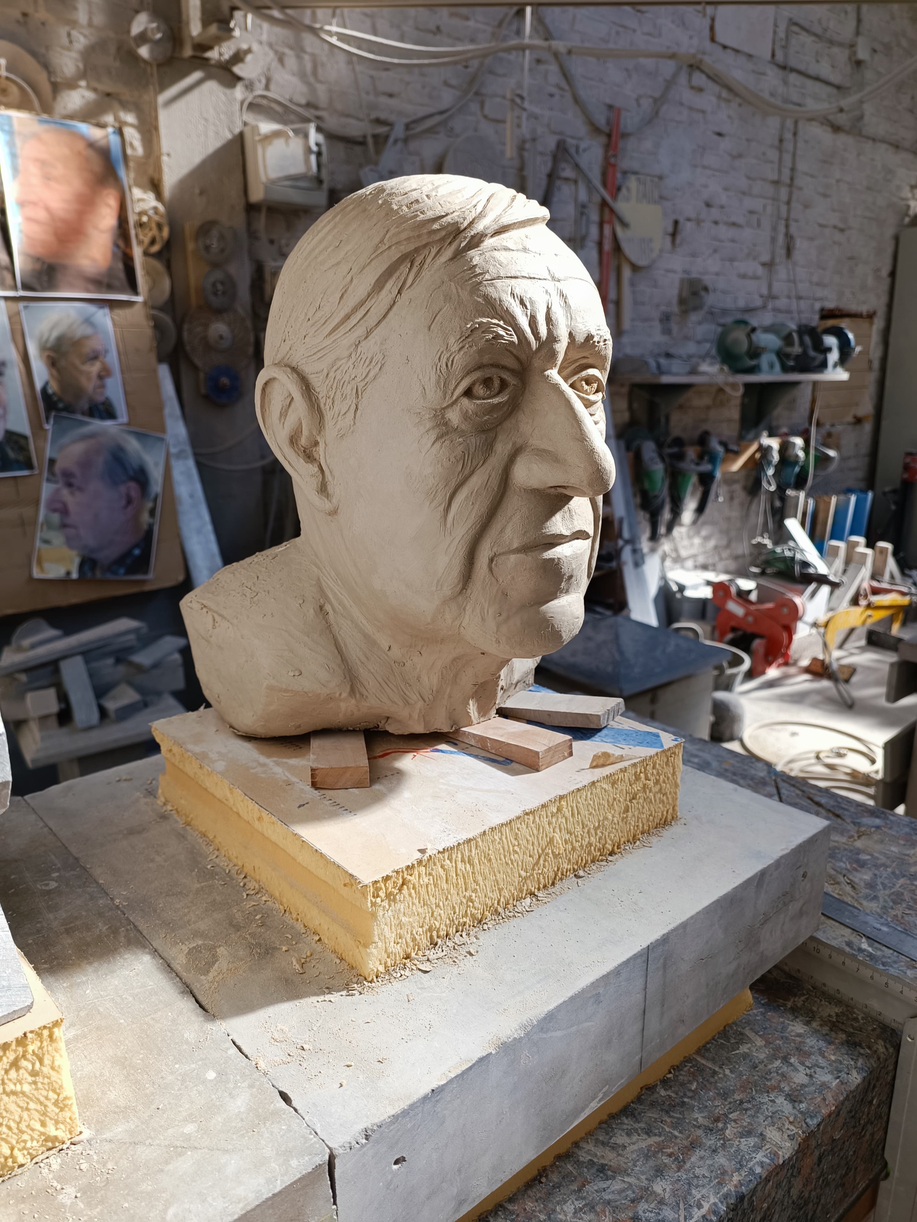 11 . Buste en pierre bleue Daniel J