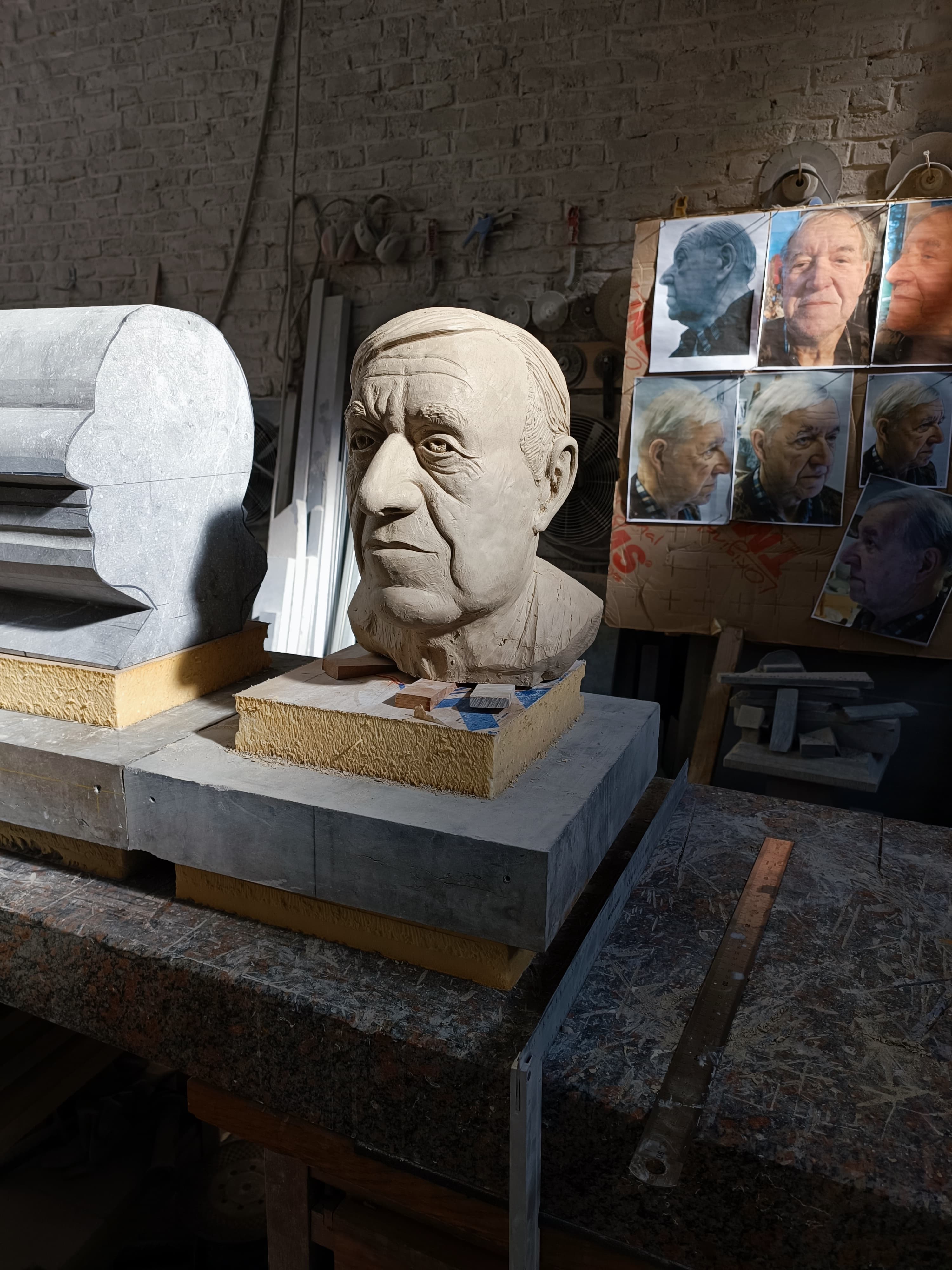 11 . Buste en pierre bleue Daniel J