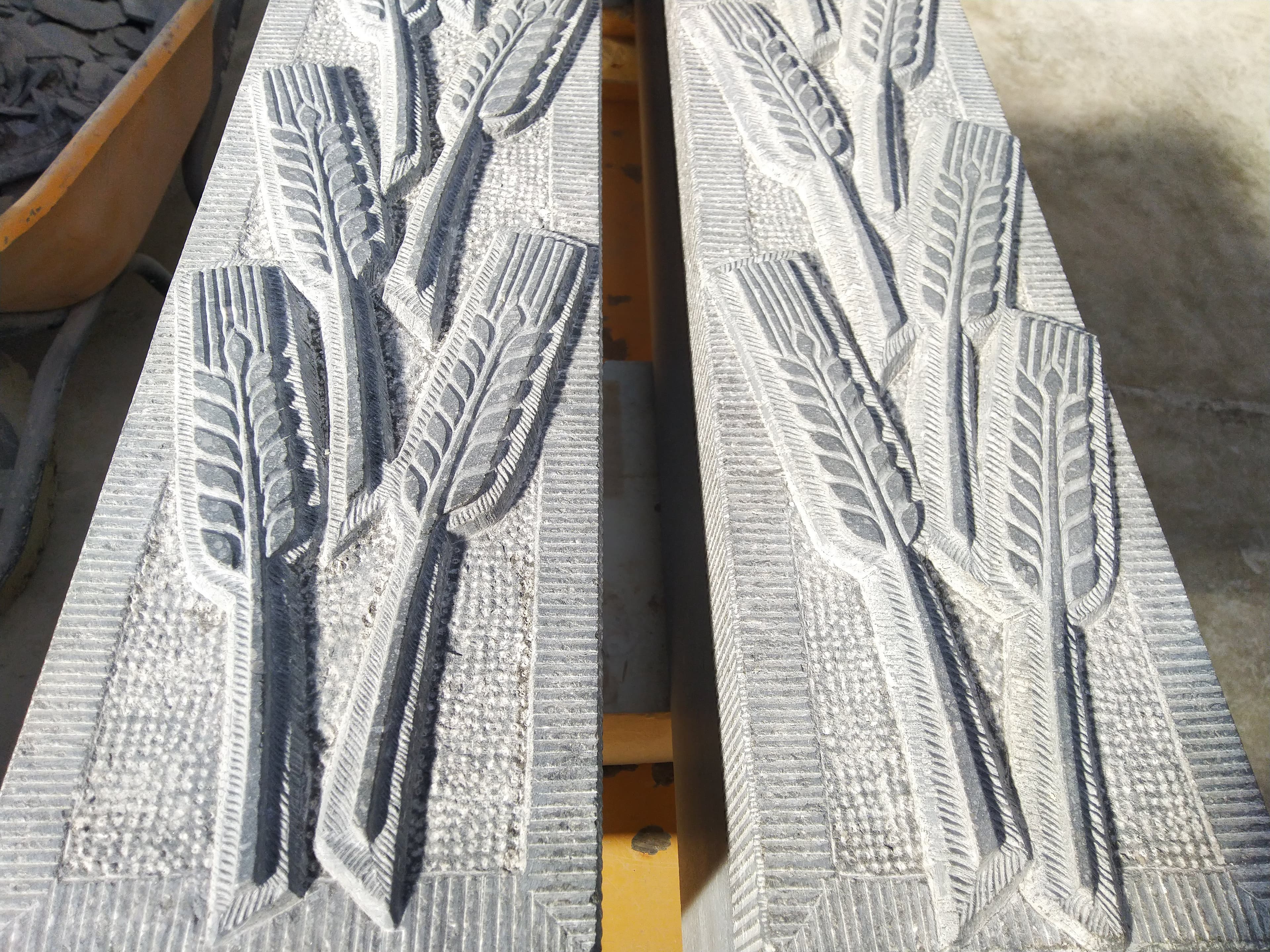 C. Montants Epis de blé haut-relief