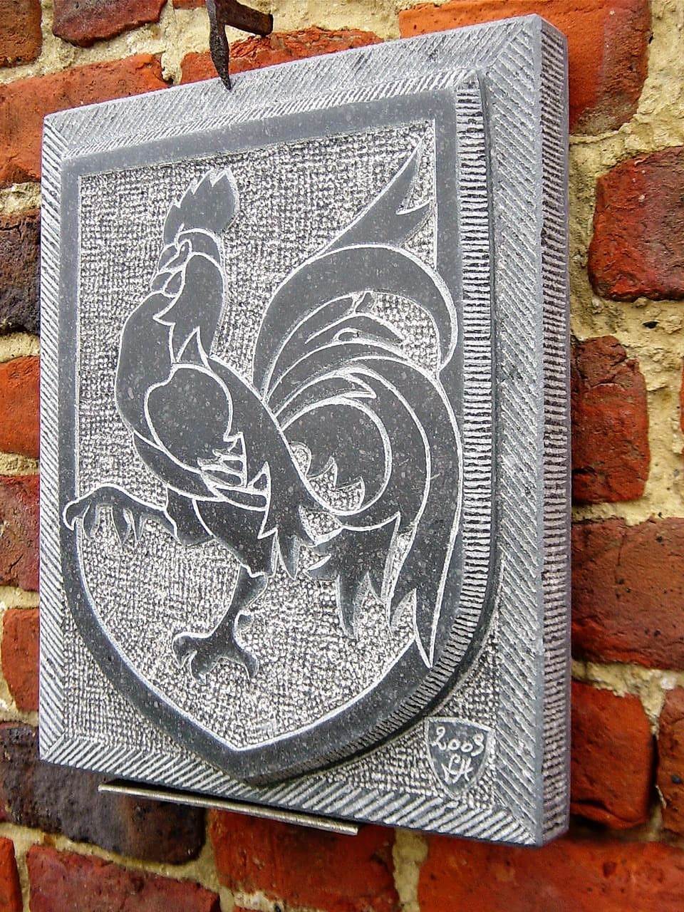 Coq gravé bas-relief, sur blason haut-relief