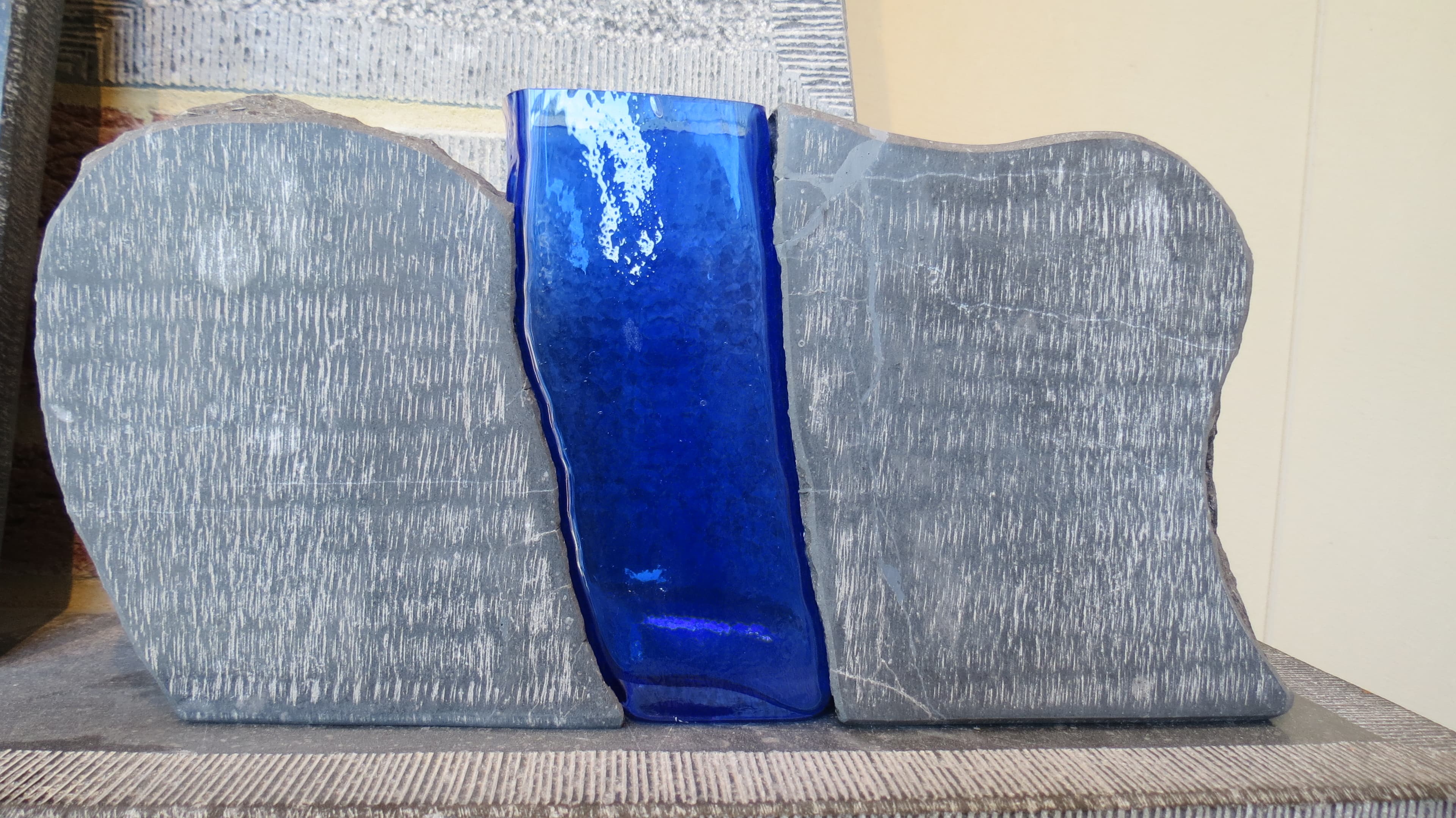 Coulée de Verre entre deux pierre