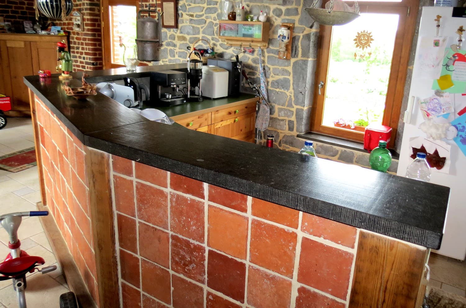 D9. Plan cuisine sur bar bois et tomettes