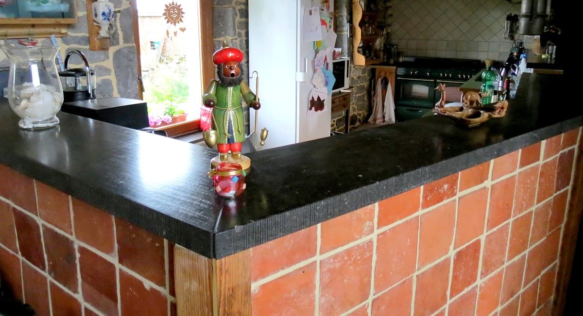 D9. Plan cuisine sur bar bois et tomettes