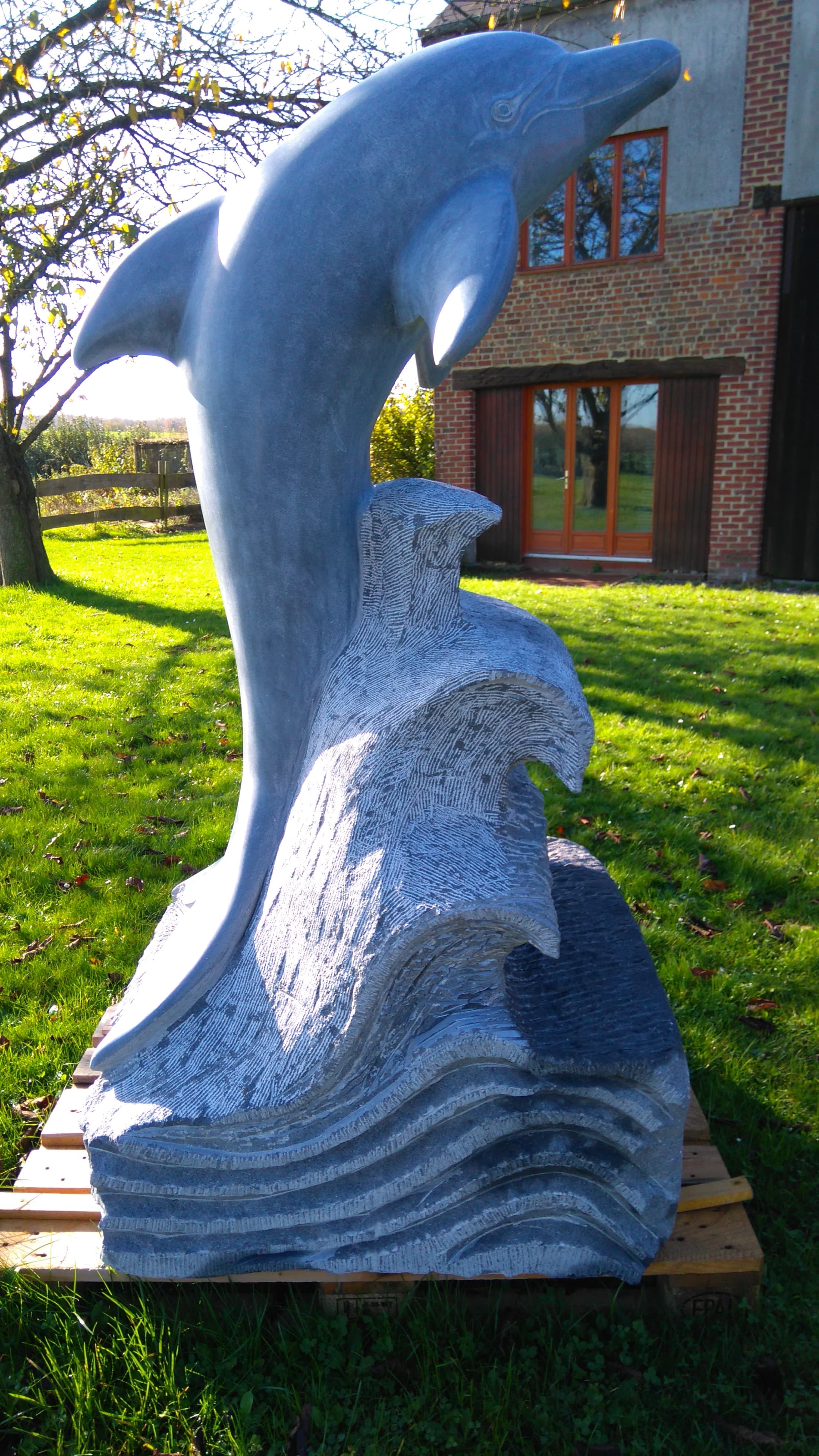 Le Grand Dauphin sculpté en pierre bleue