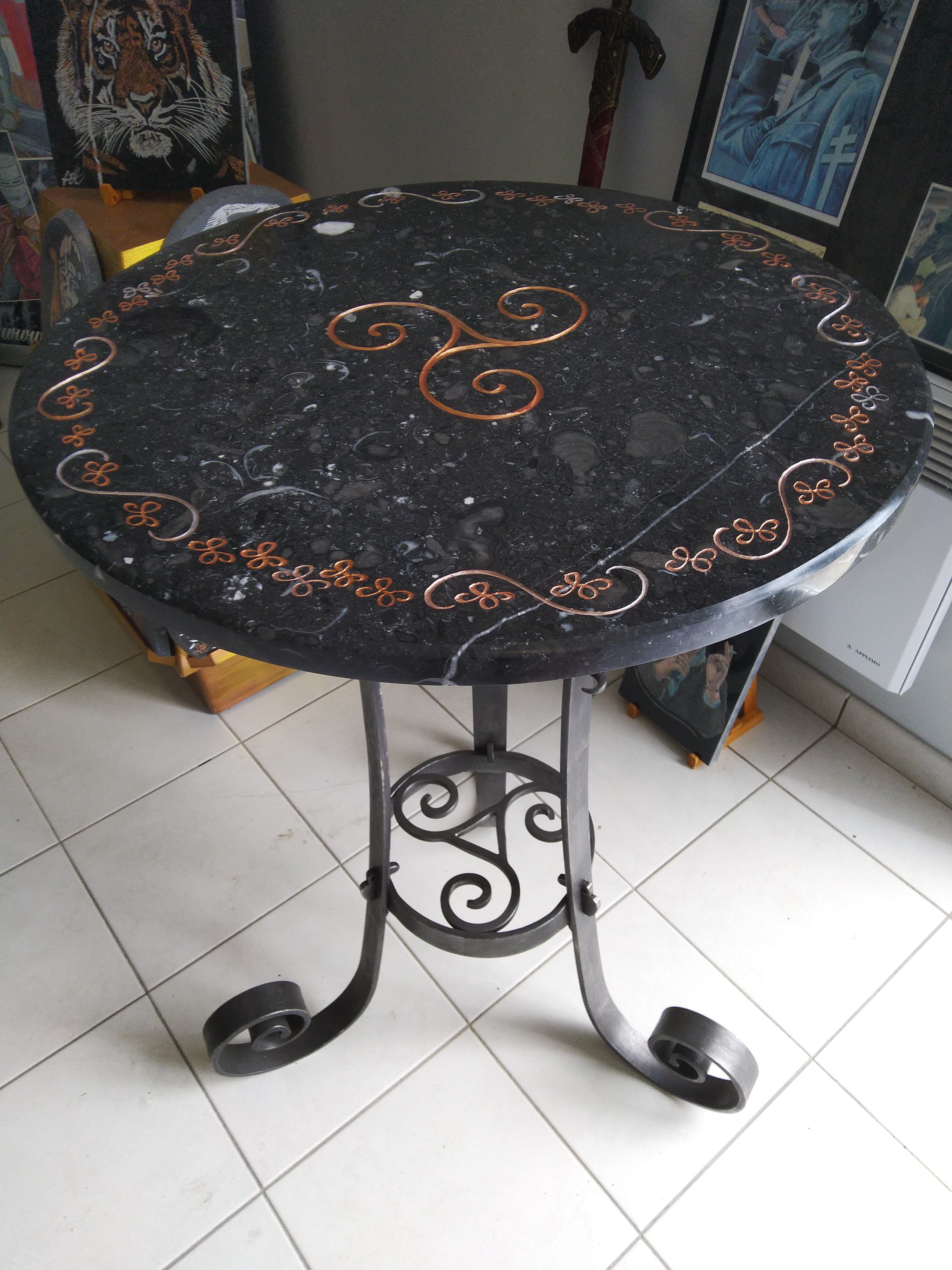 E. Table haute, diamètre 0,72 m motif Tryskel