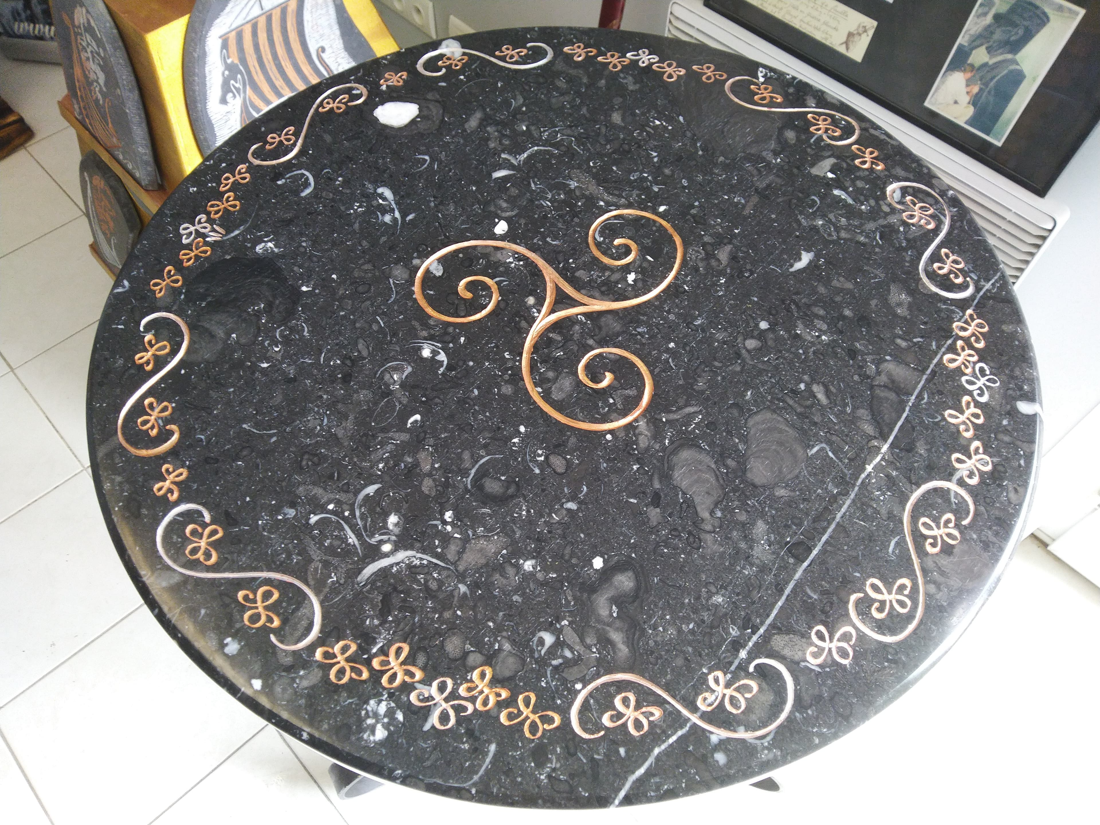 E. Table haute, diamètre 0,72 m motif Tryskel