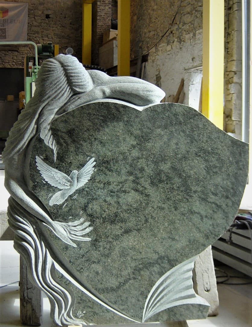 Femme Sculptée sur Stèle Granit