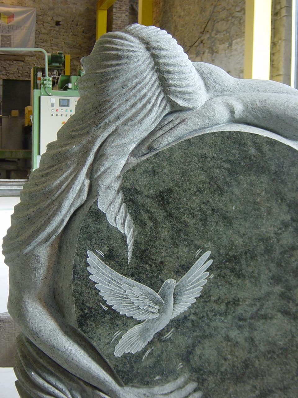 Femme Sculptée sur Stèle Granit