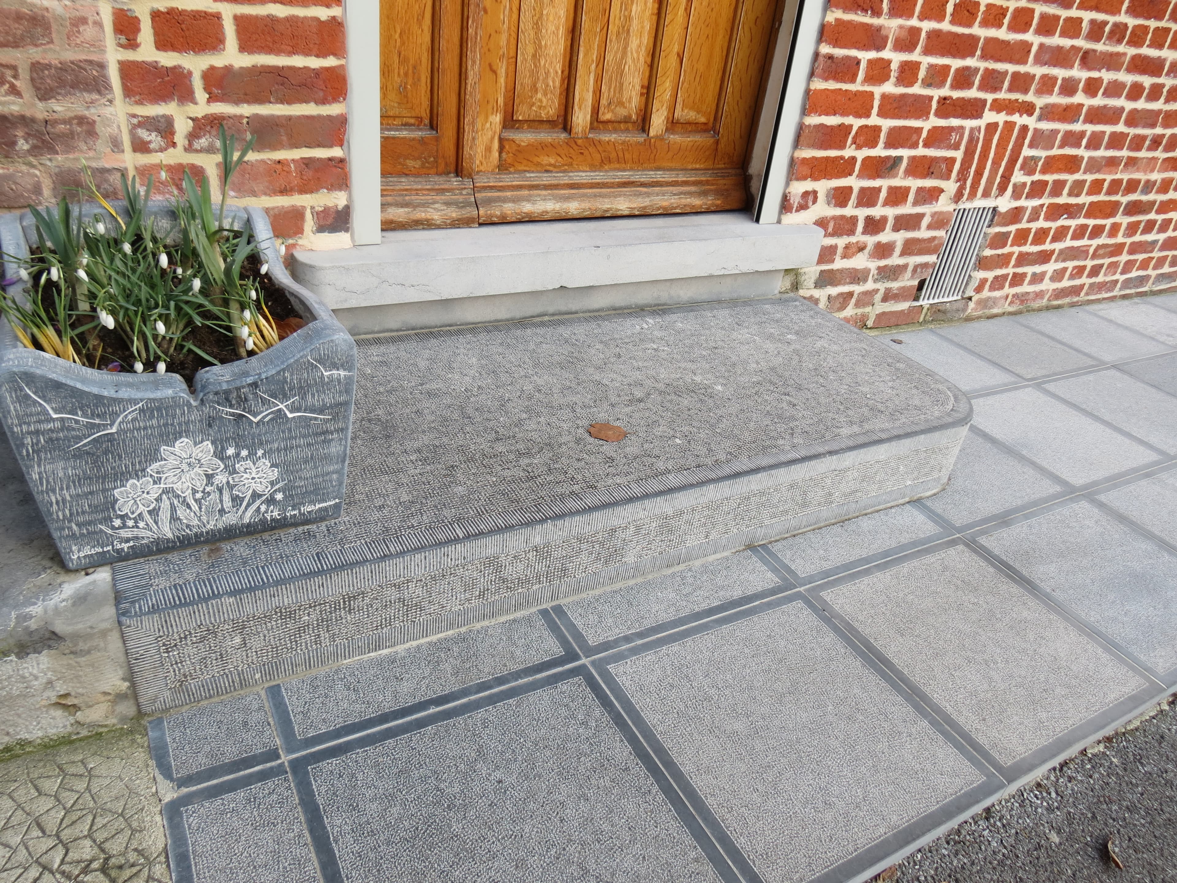 Jardinière pierre bleue gravée