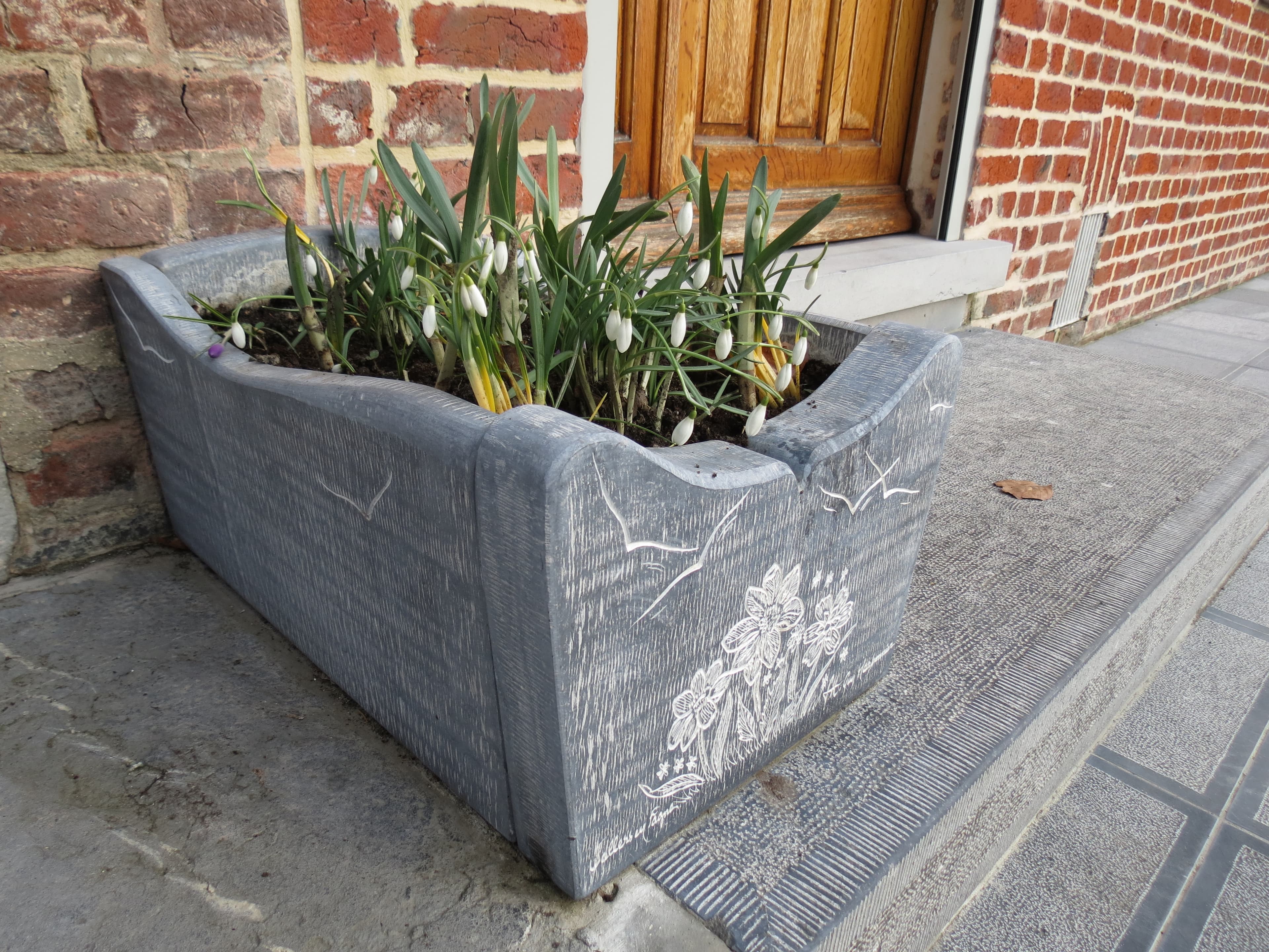 Jardinière pierre bleue gravée