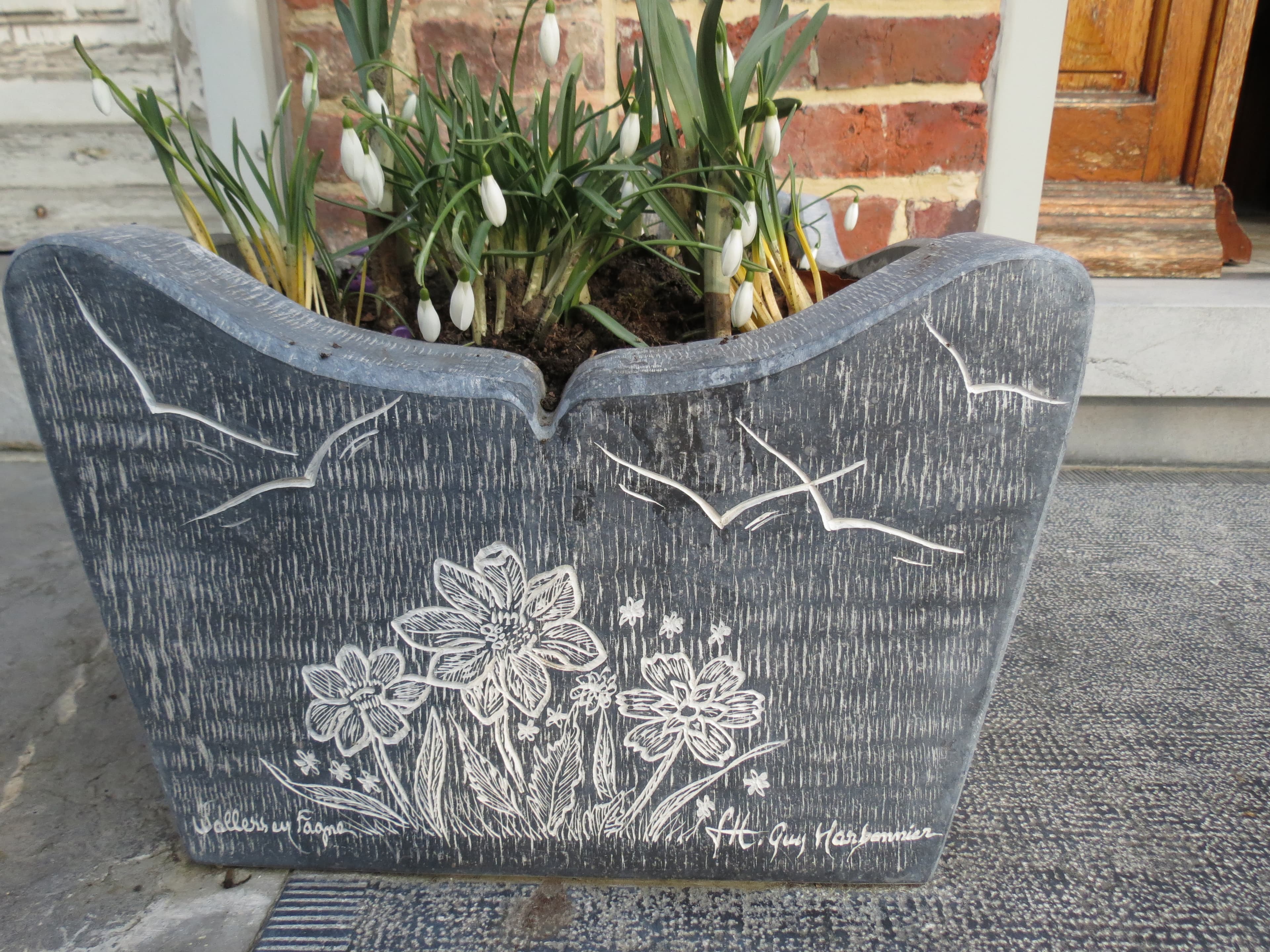 Jardinière pierre bleue gravée