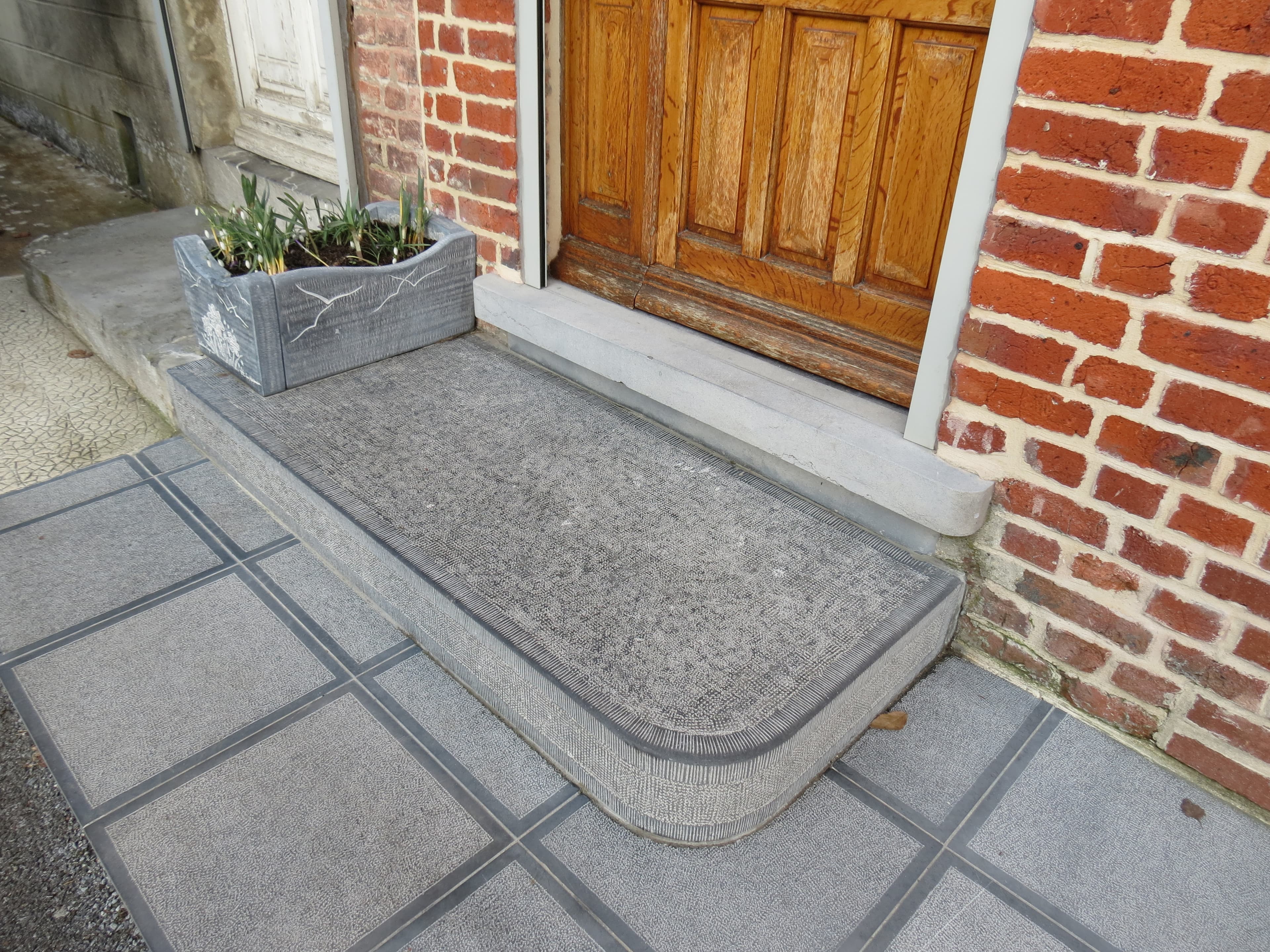 Jardinière pierre bleue gravée