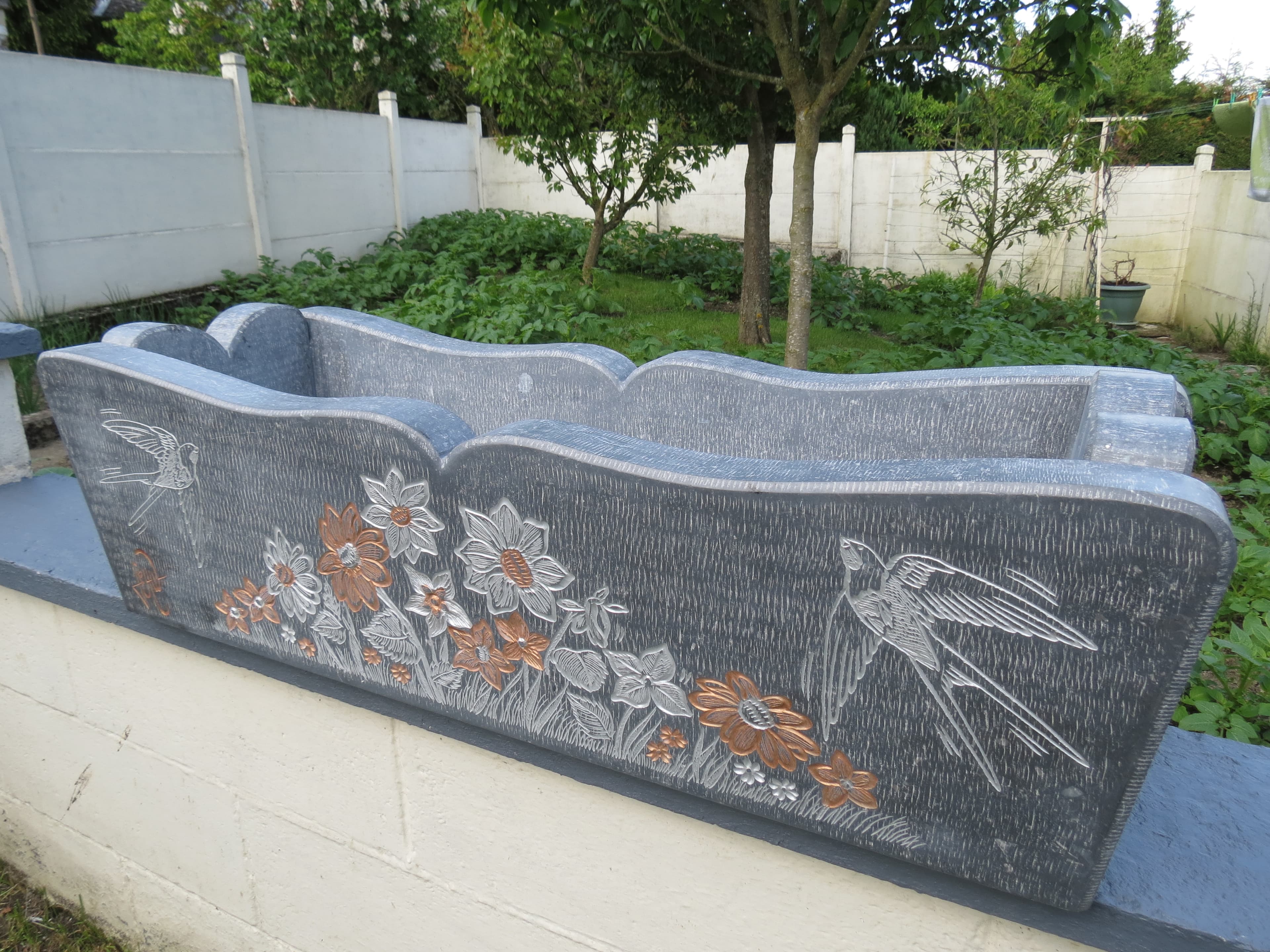 Jardinière gravée sur mesures en pierre bleue