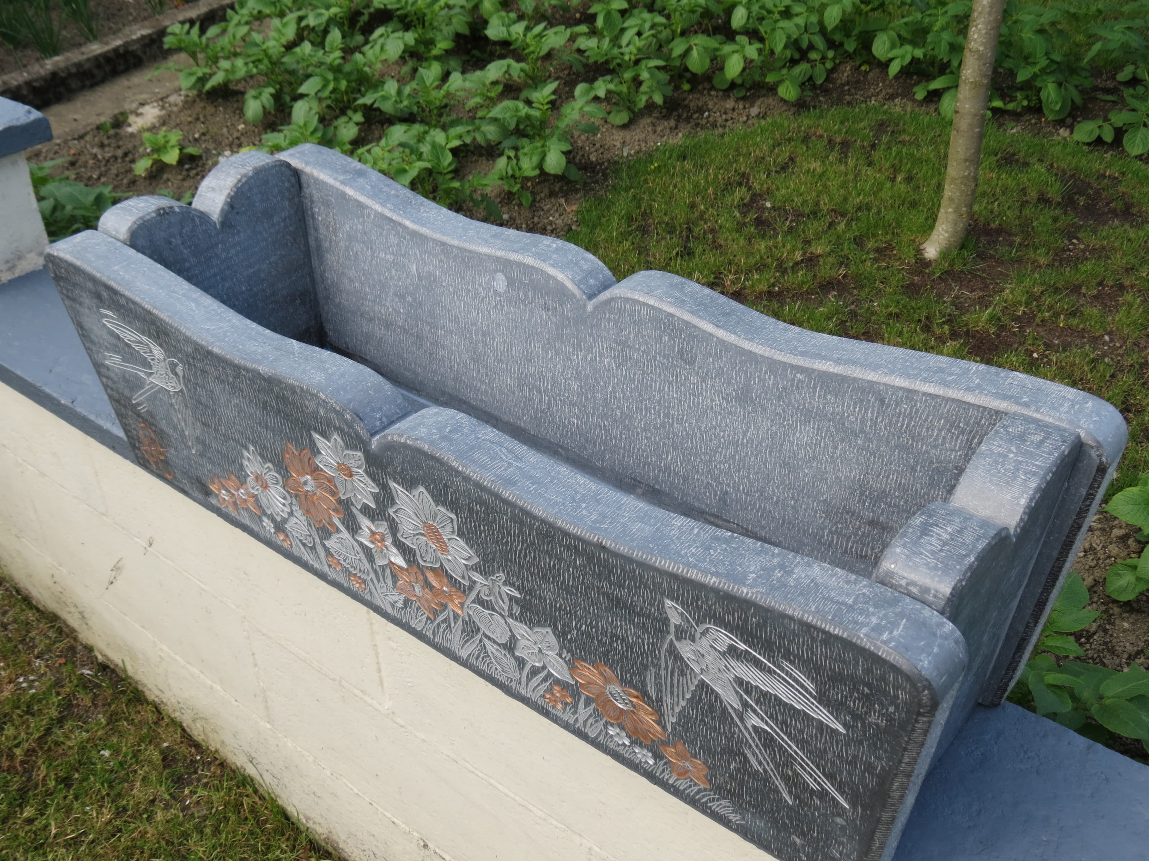 Jardinière gravée sur mesures en pierre bleue