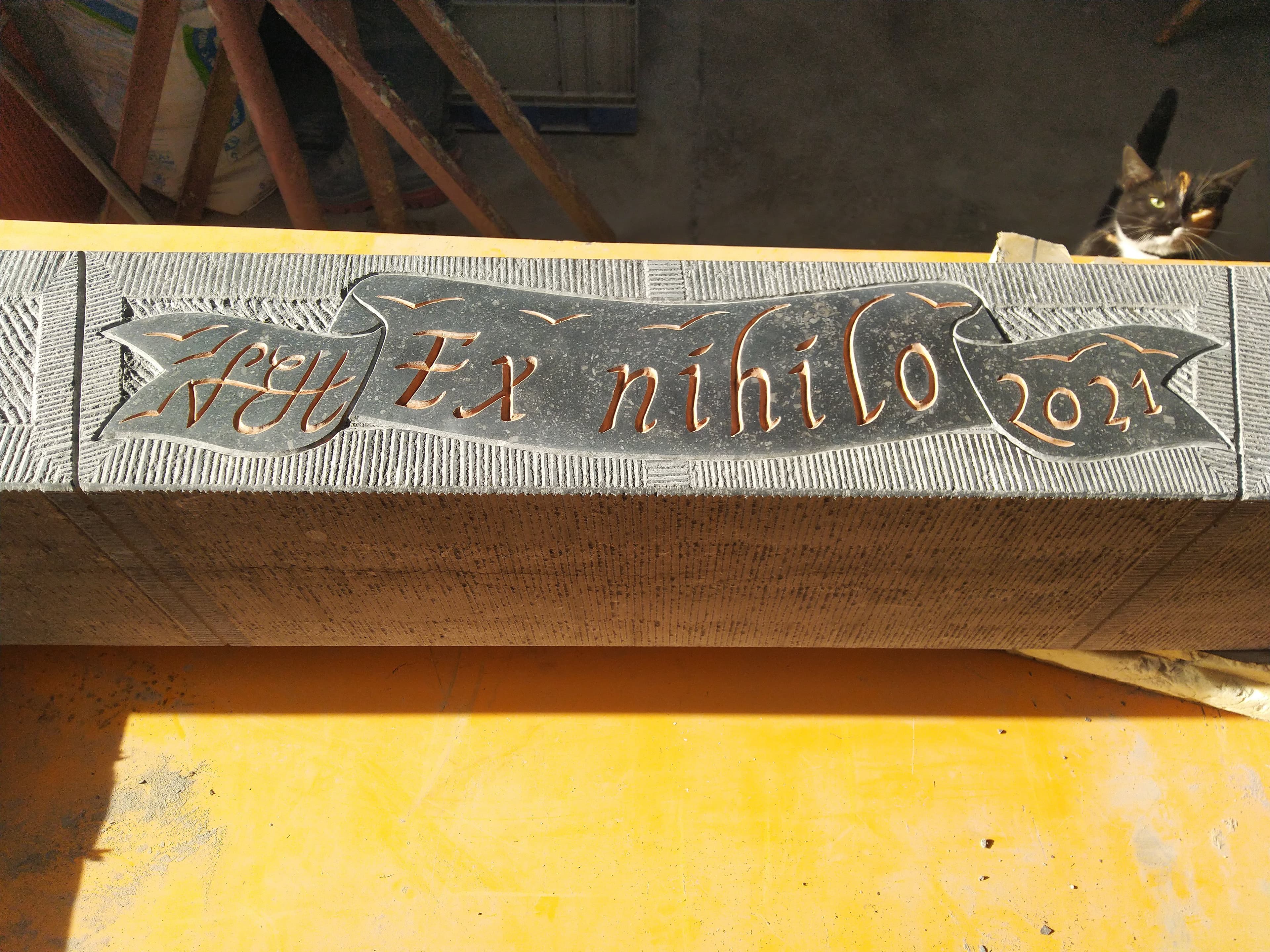 Linteau gravé Ex nihilo