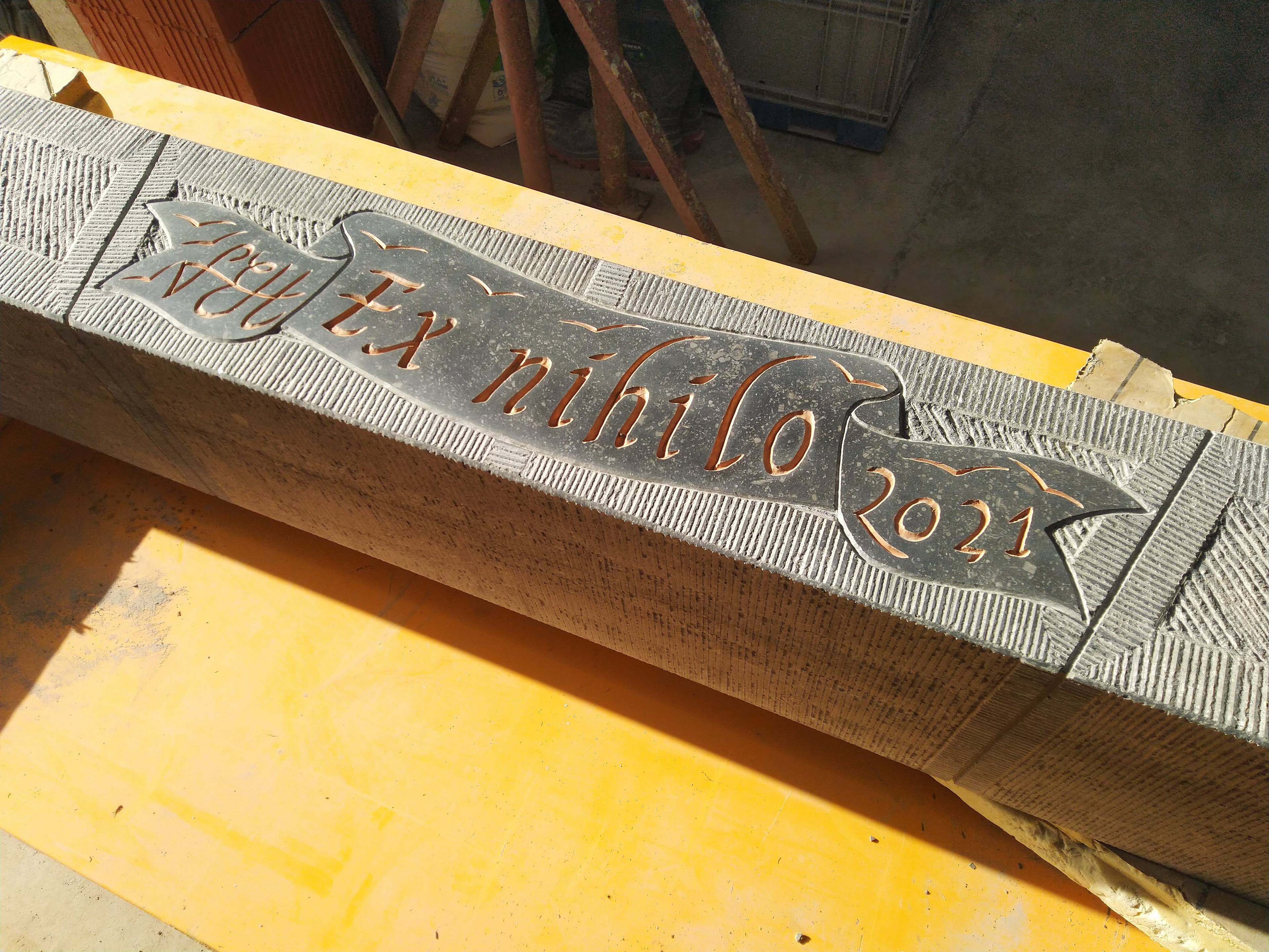 Linteau gravé Ex nihilo