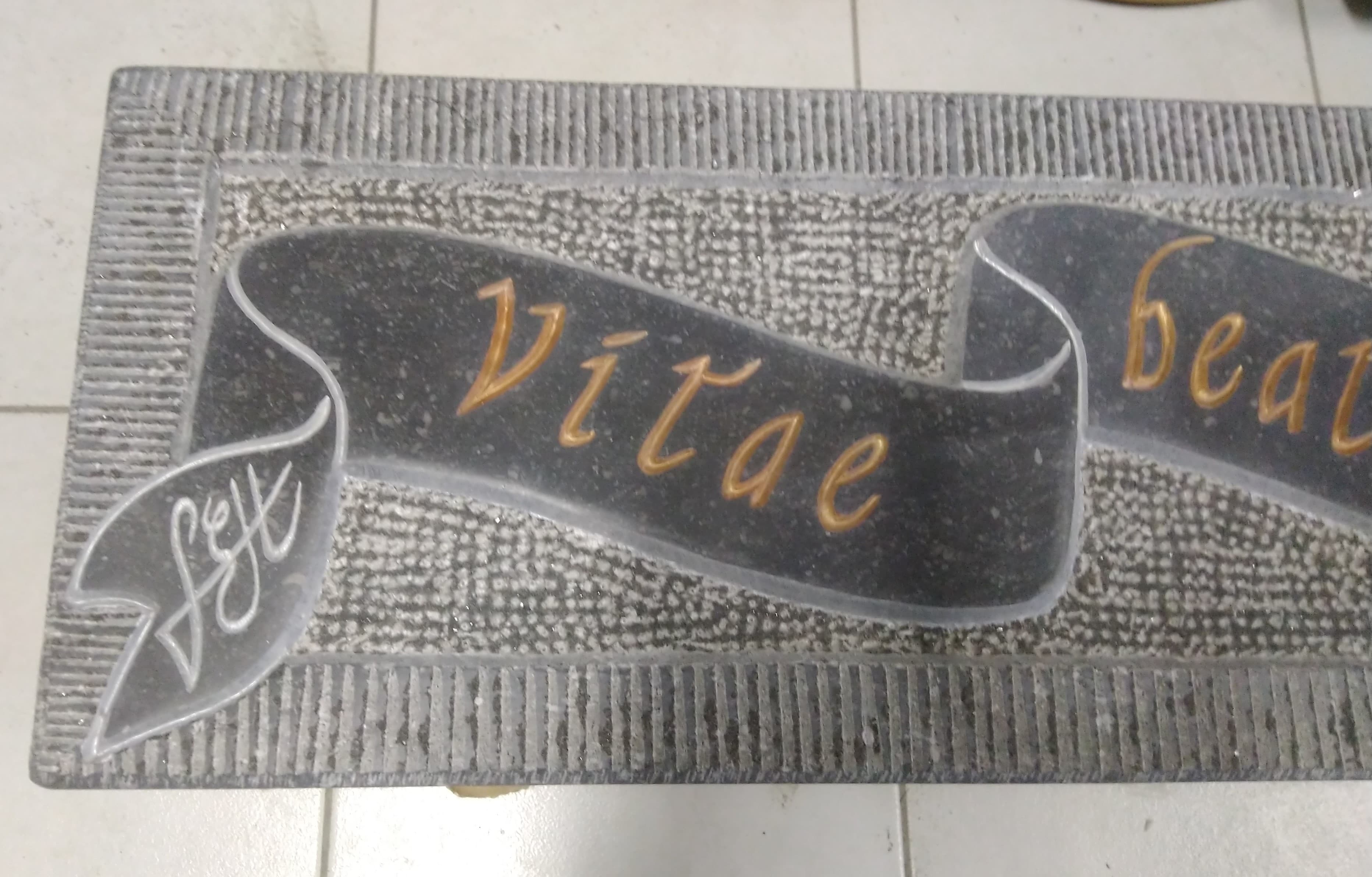 Linteau gravé ruban médiéval
