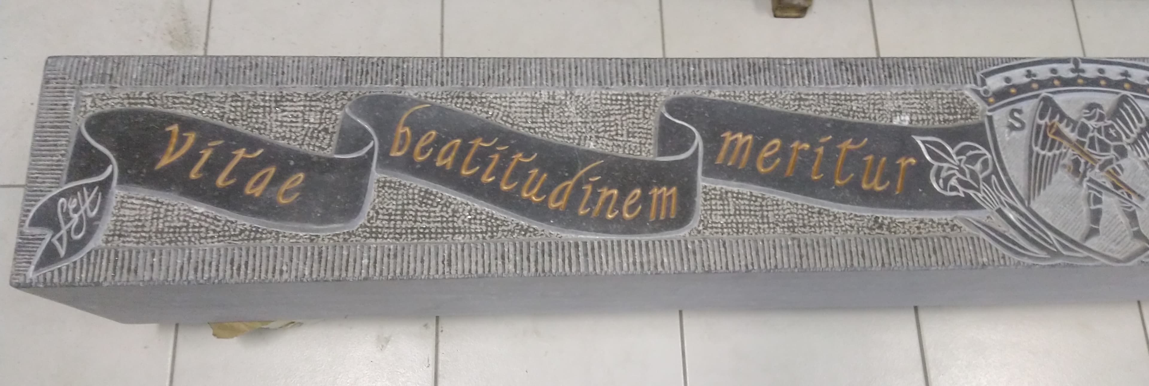 Linteau gravé ruban médiéval