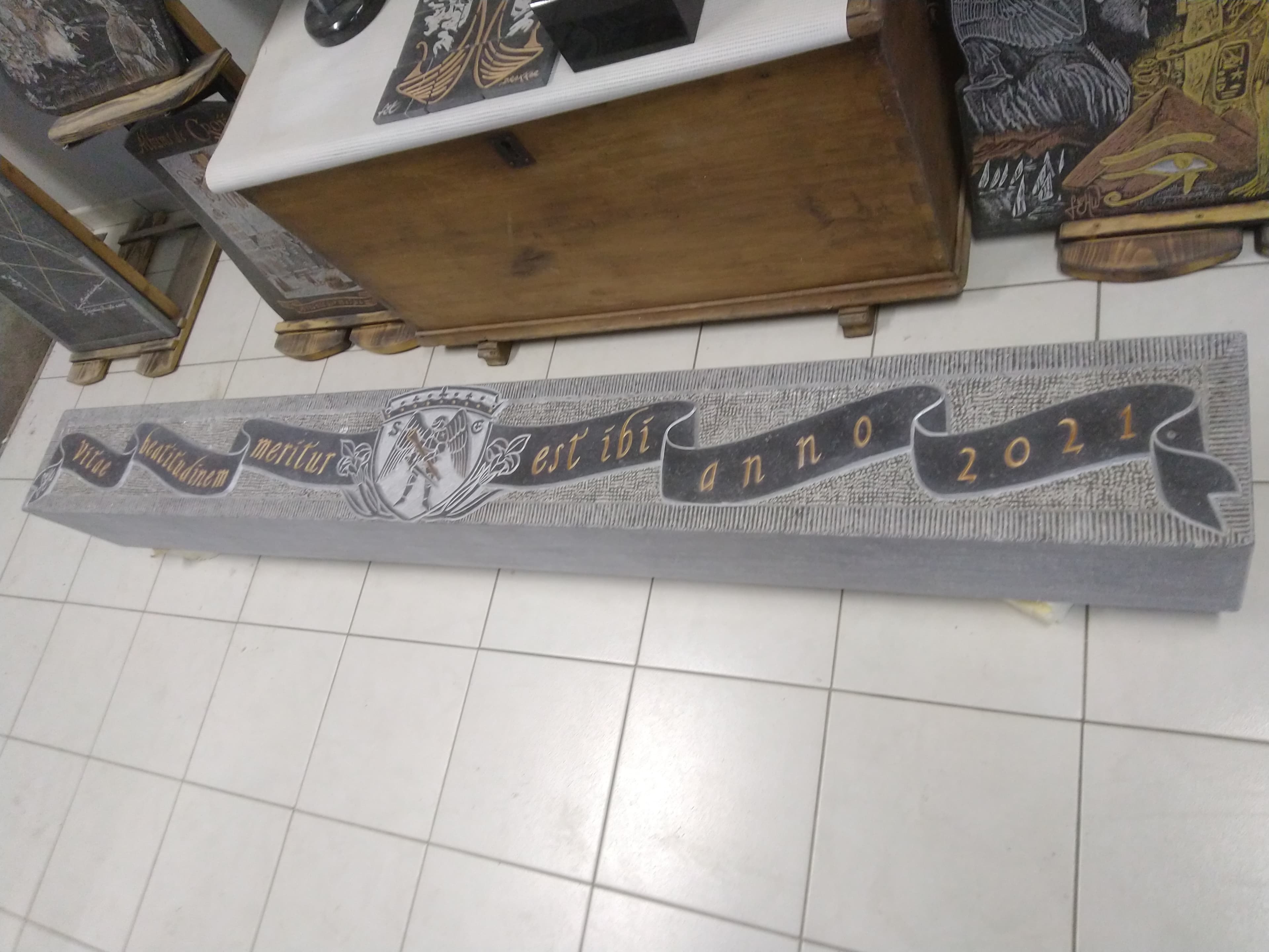 Linteau gravé ruban médiéval
