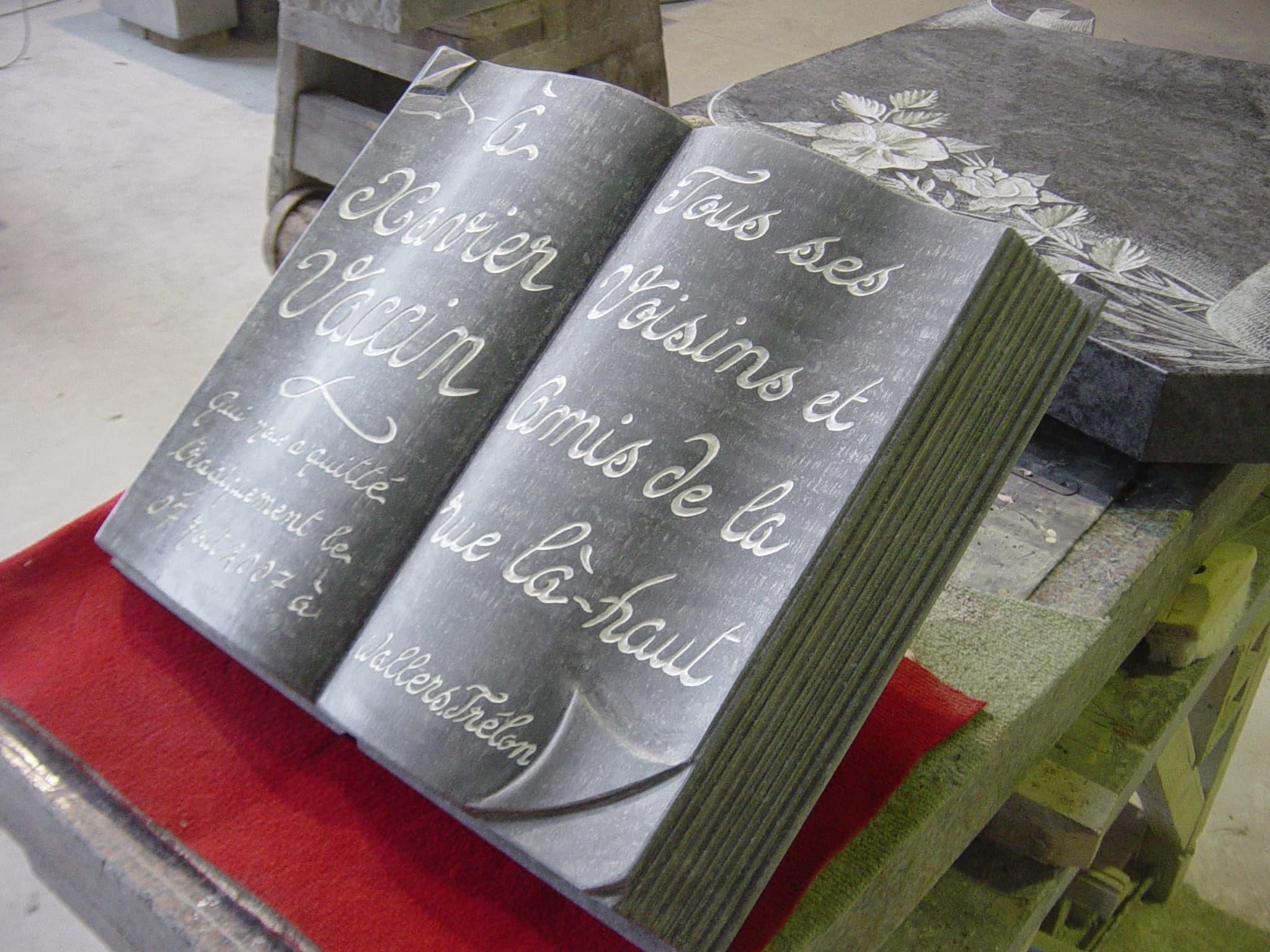 Livre pierre bleue gravé