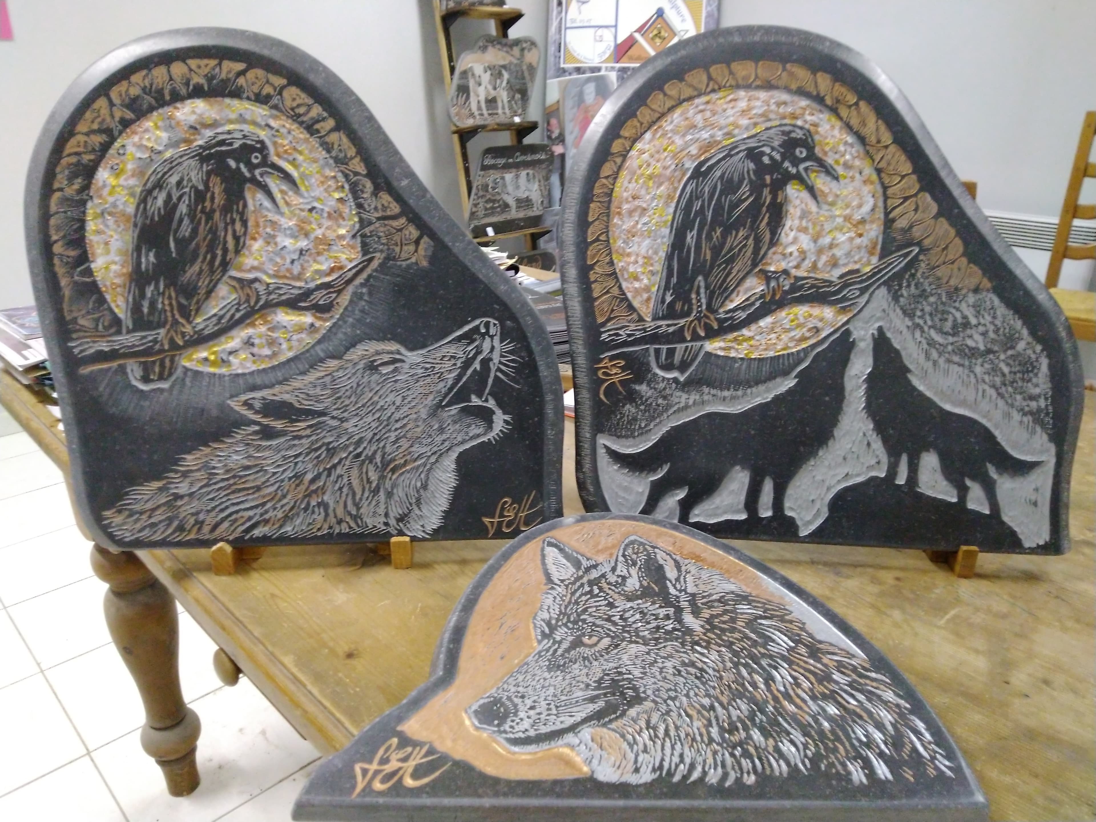 Loup hurlant a la lune