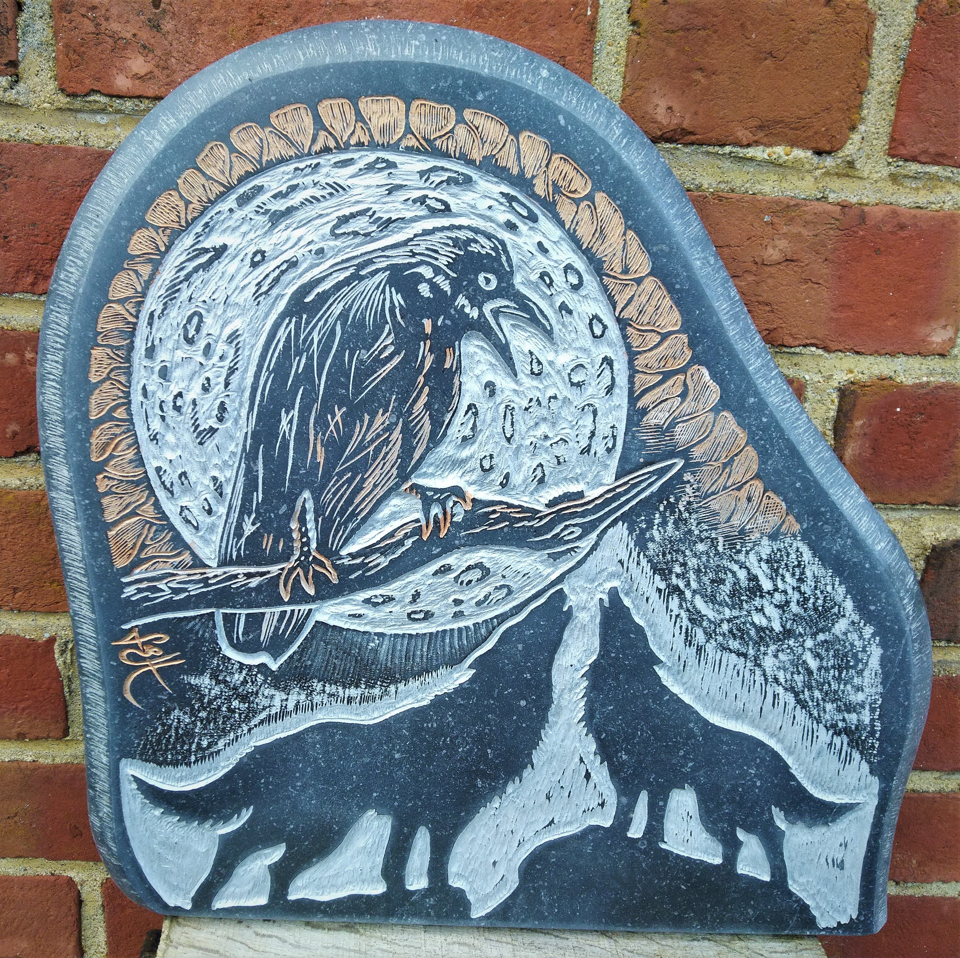 Loup hurlant a la lune