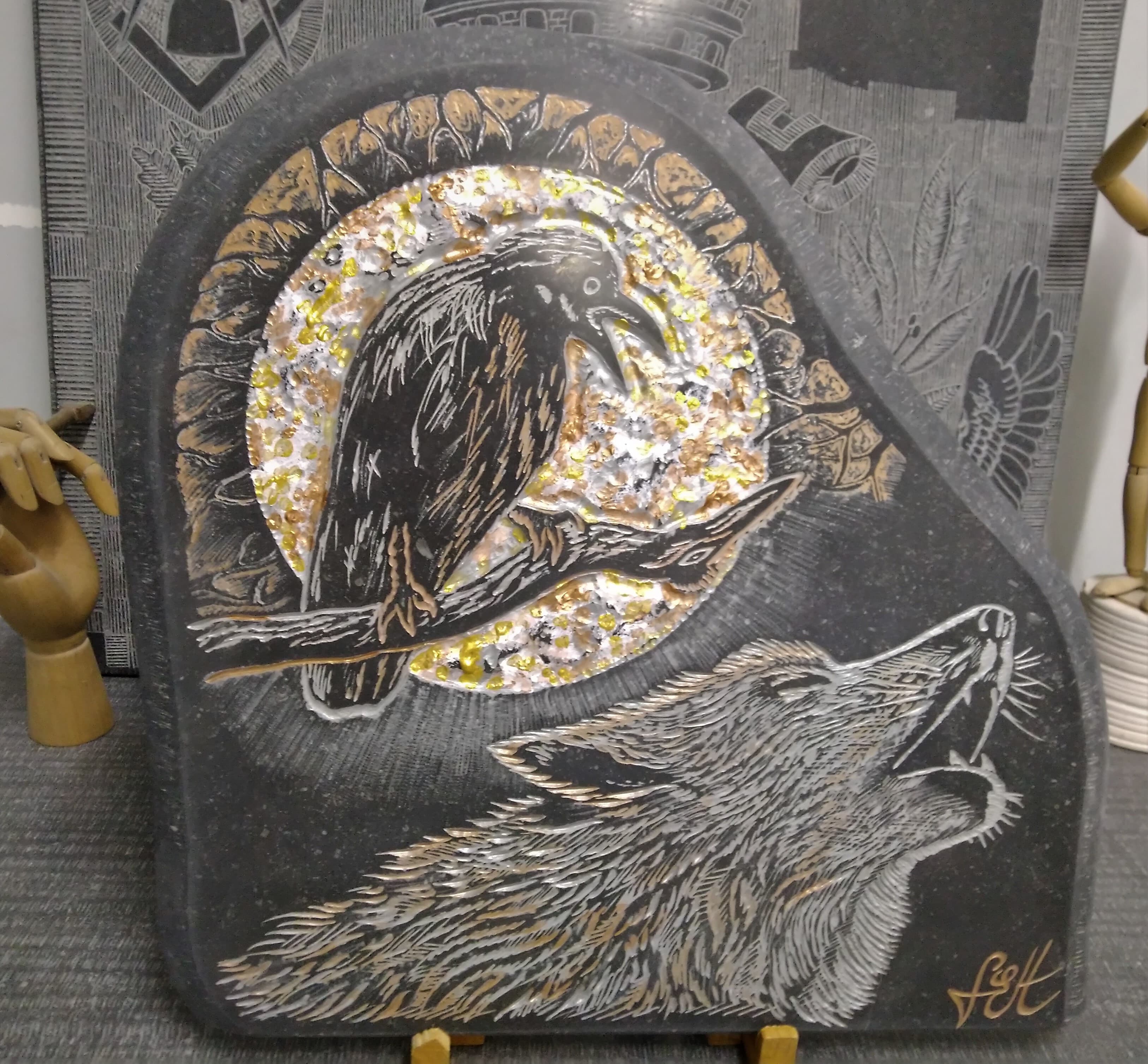 Loup hurlant a la lune