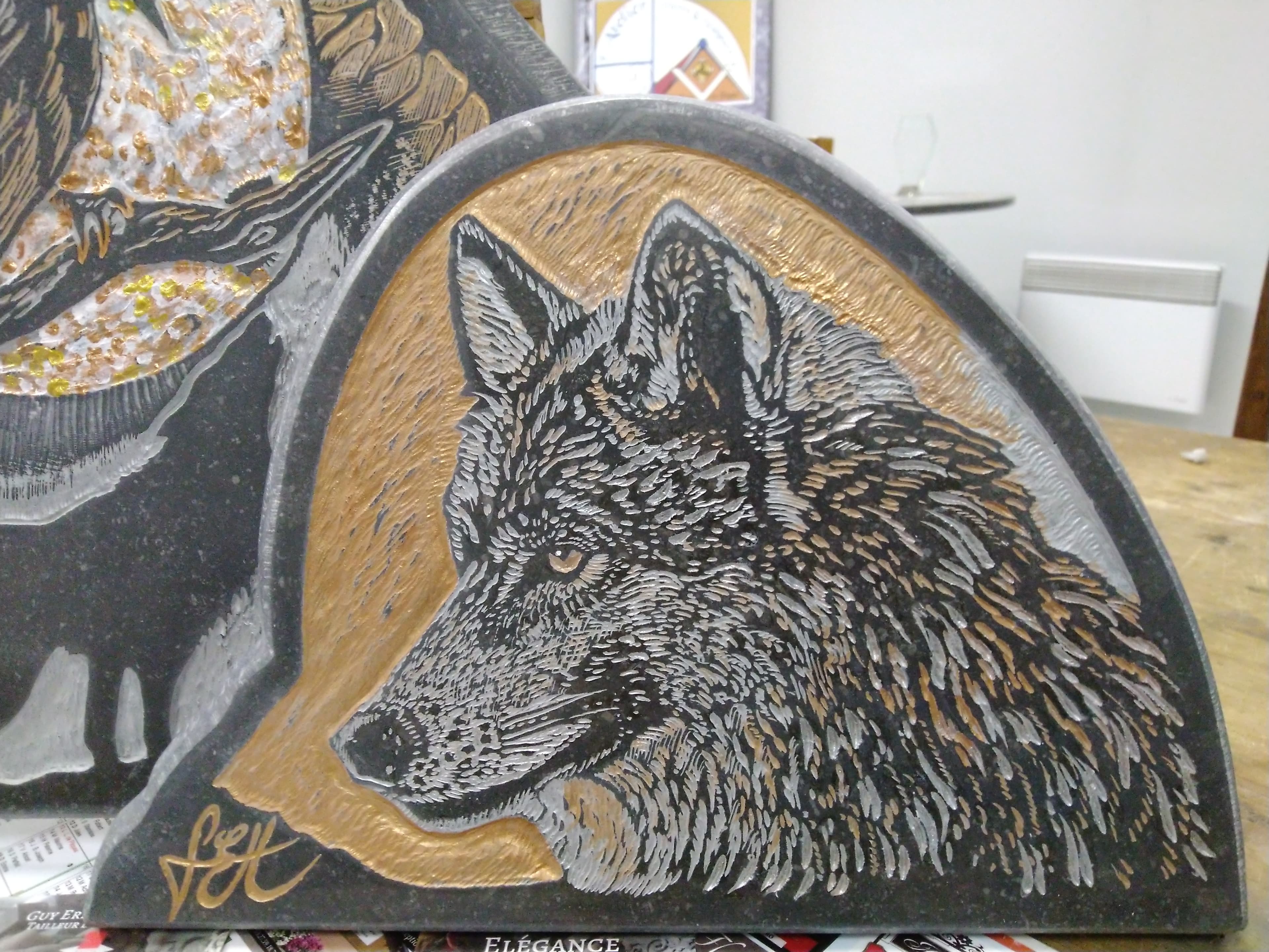 Loup hurlant a la lune