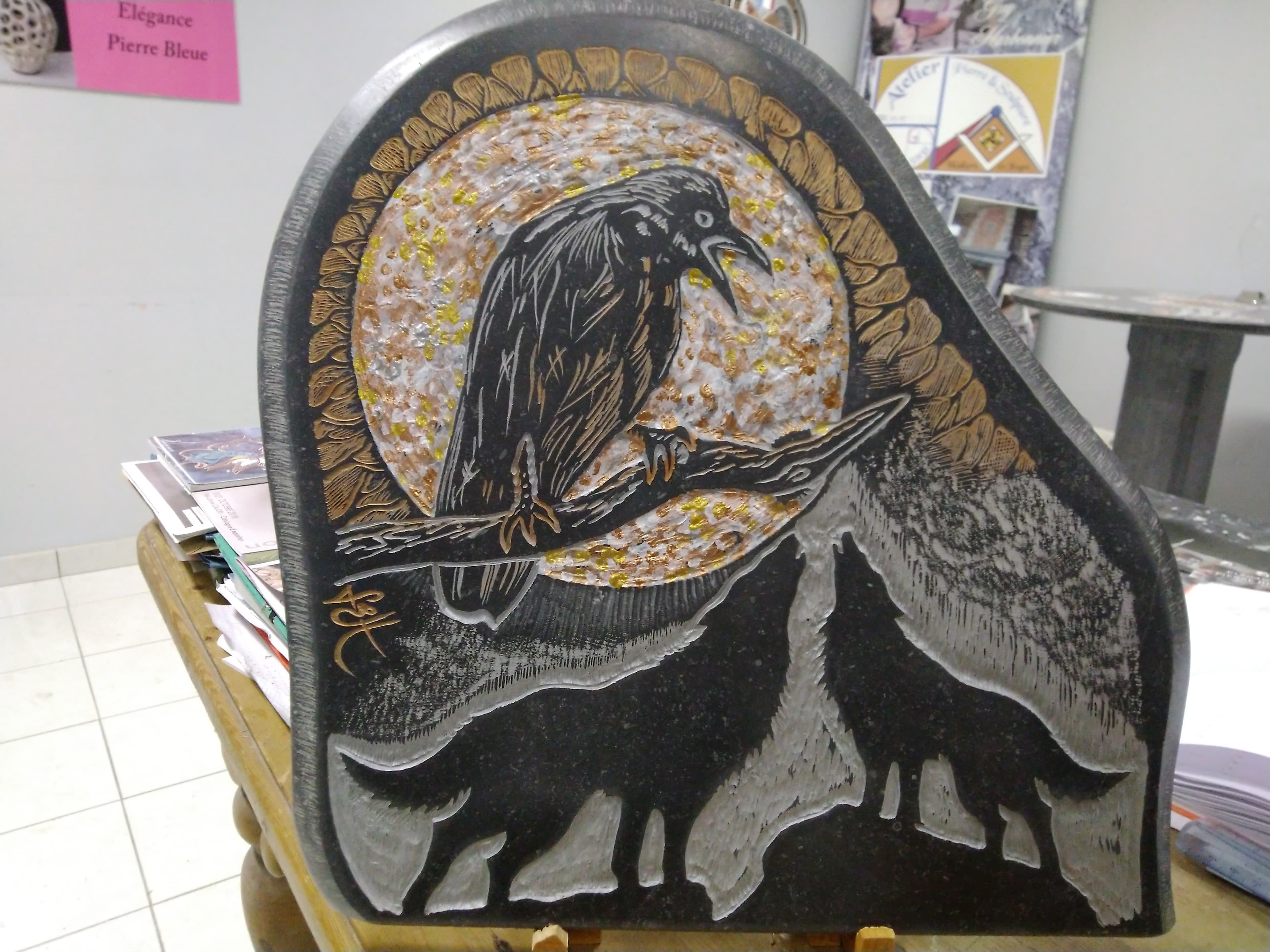 Loup hurlant a la lune