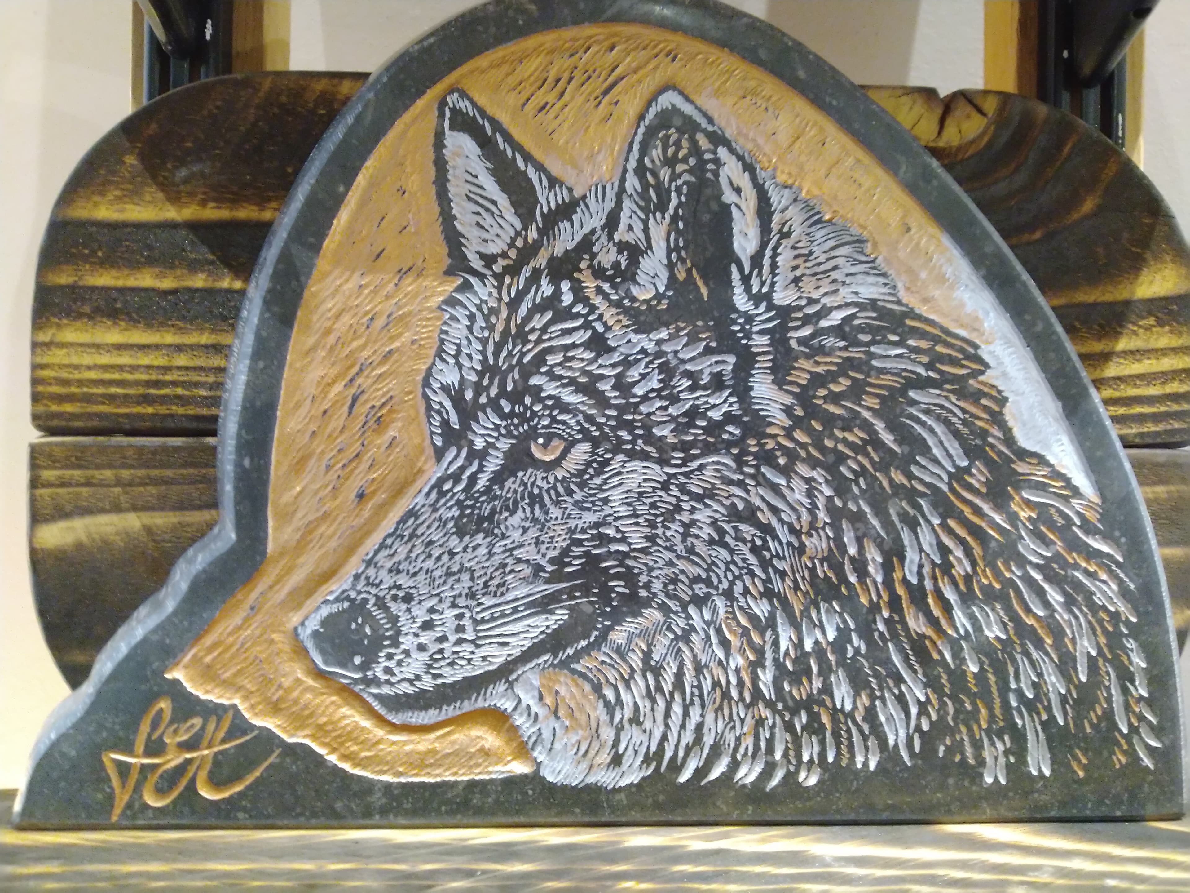 Loup hurlant a la lune