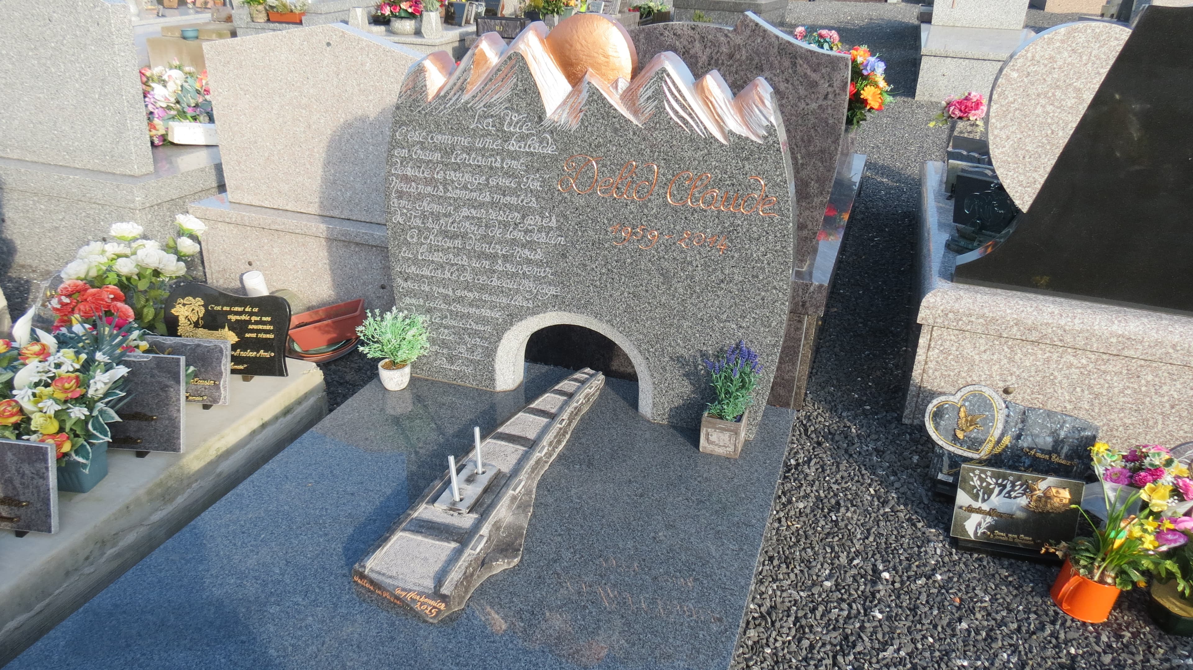 Monument avec locomotive sculptée