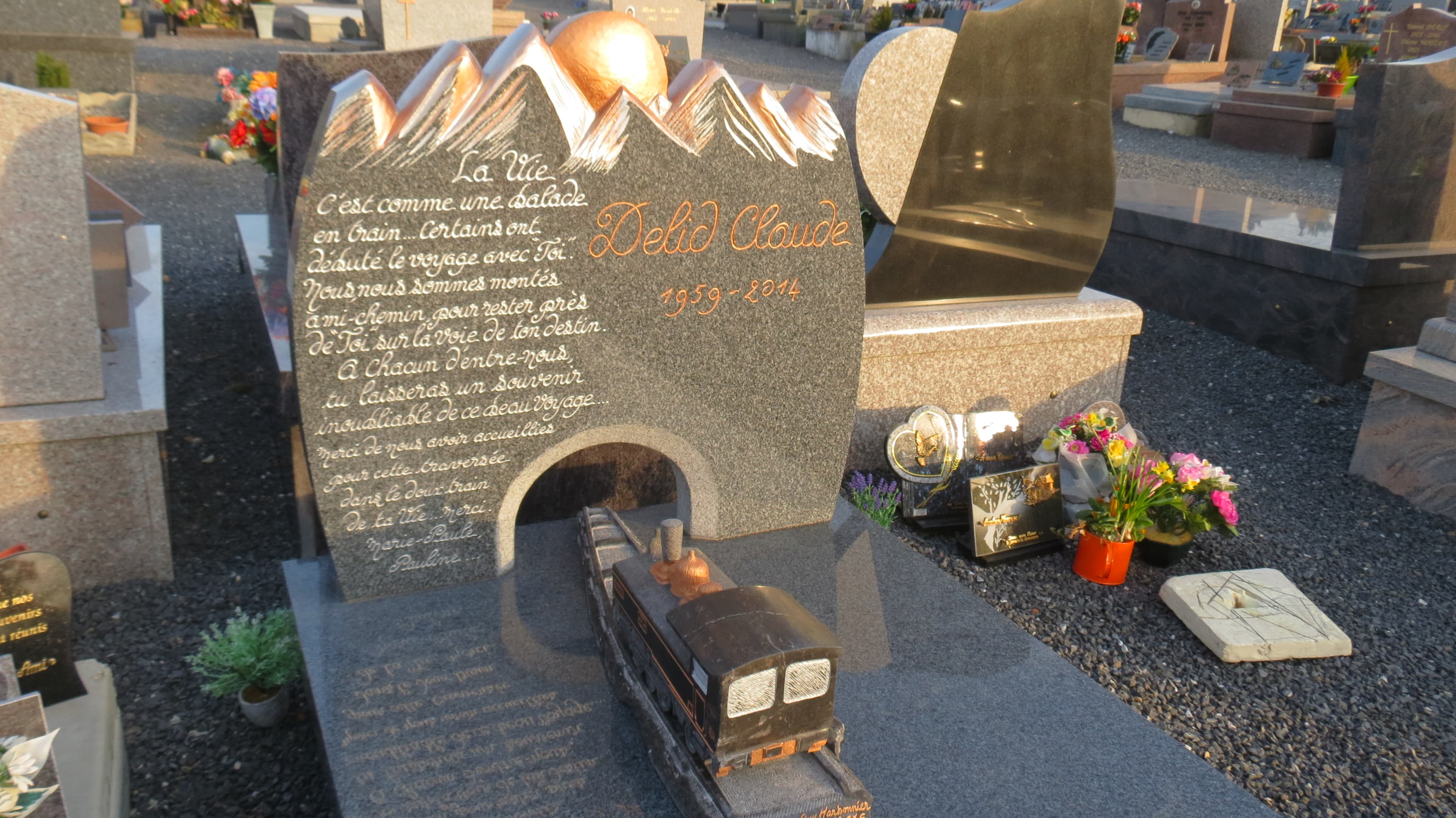 Monument avec locomotive sculptée