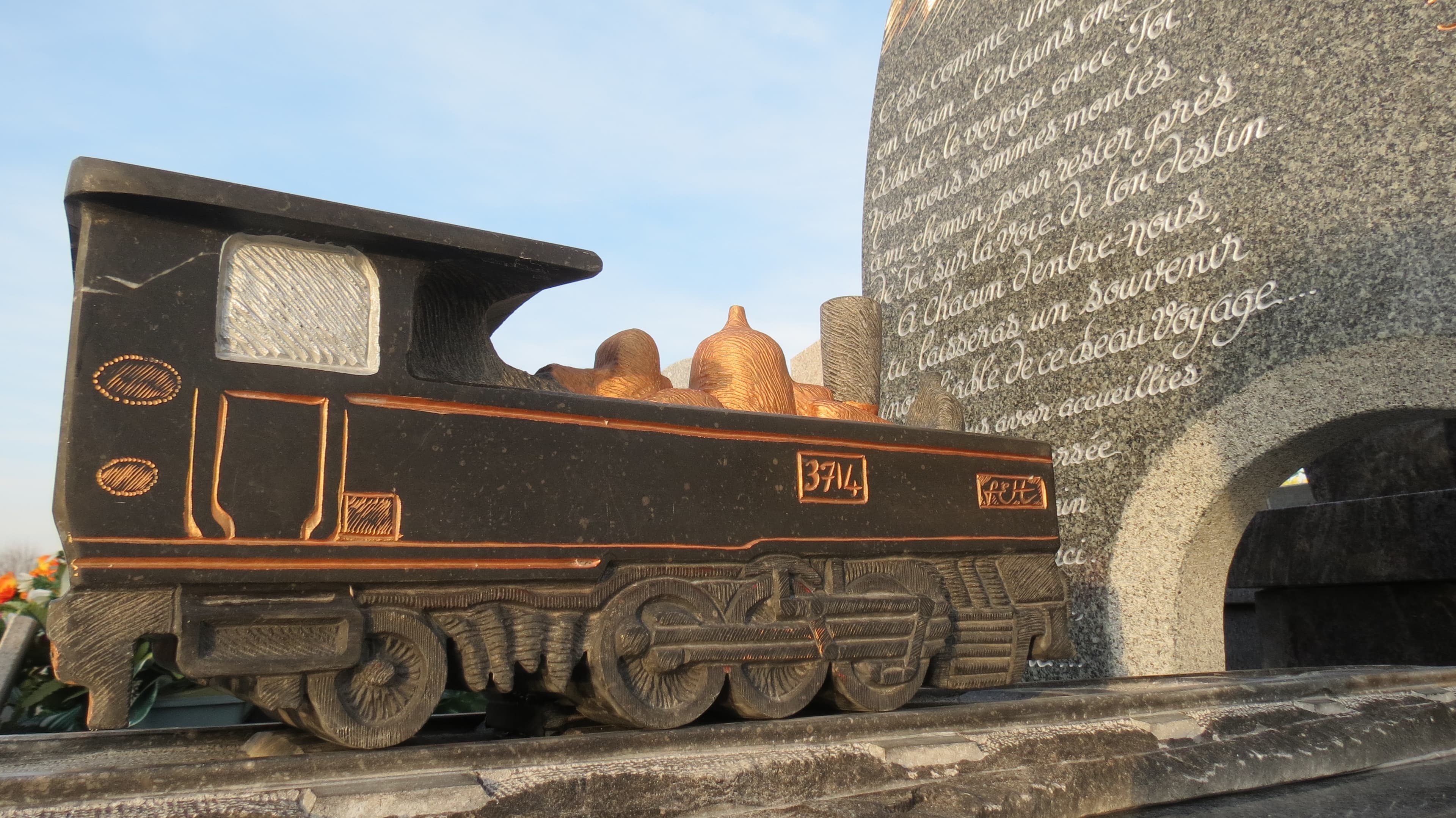 Monument avec locomotive sculptée