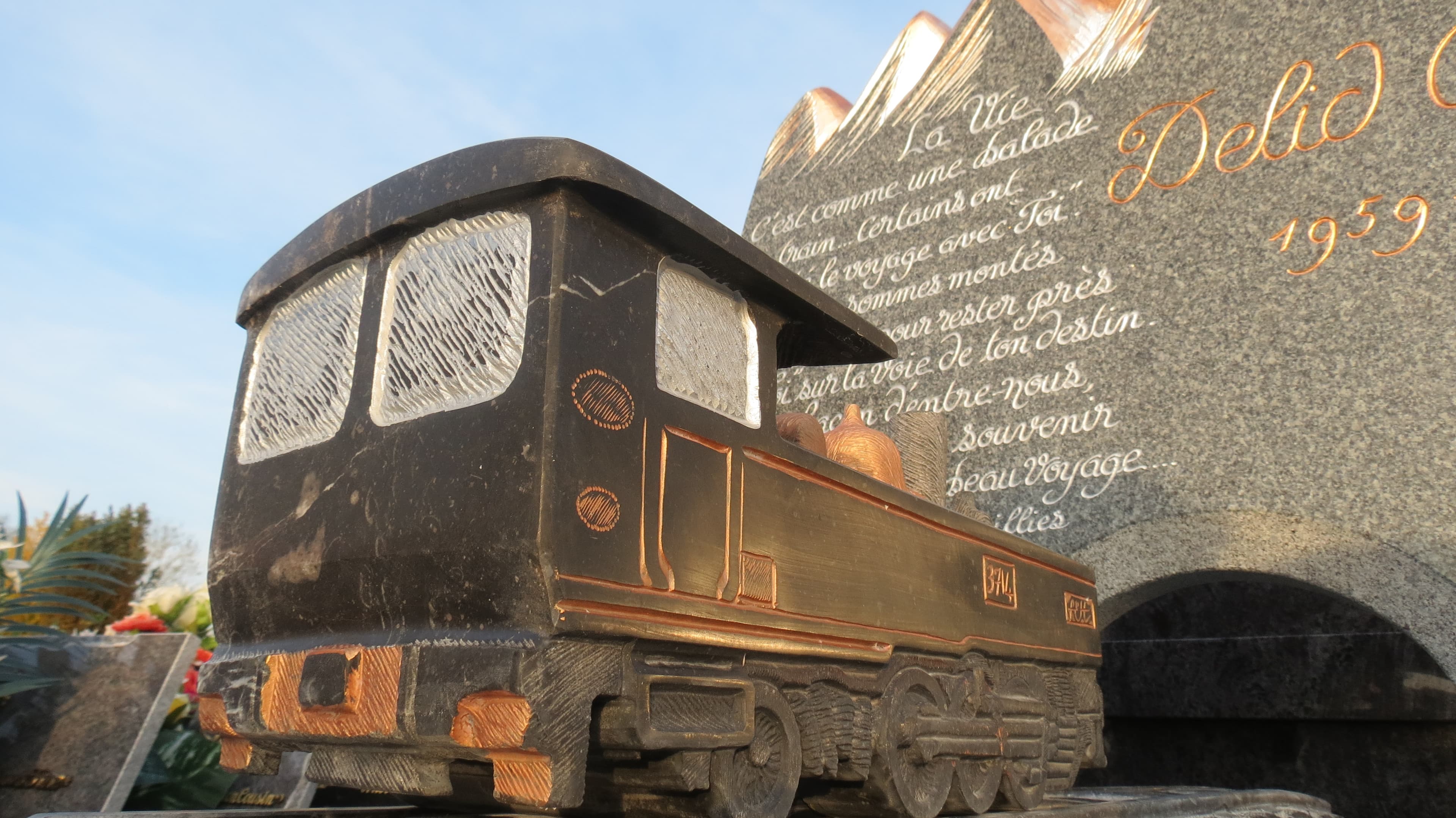 Monument avec locomotive sculptée