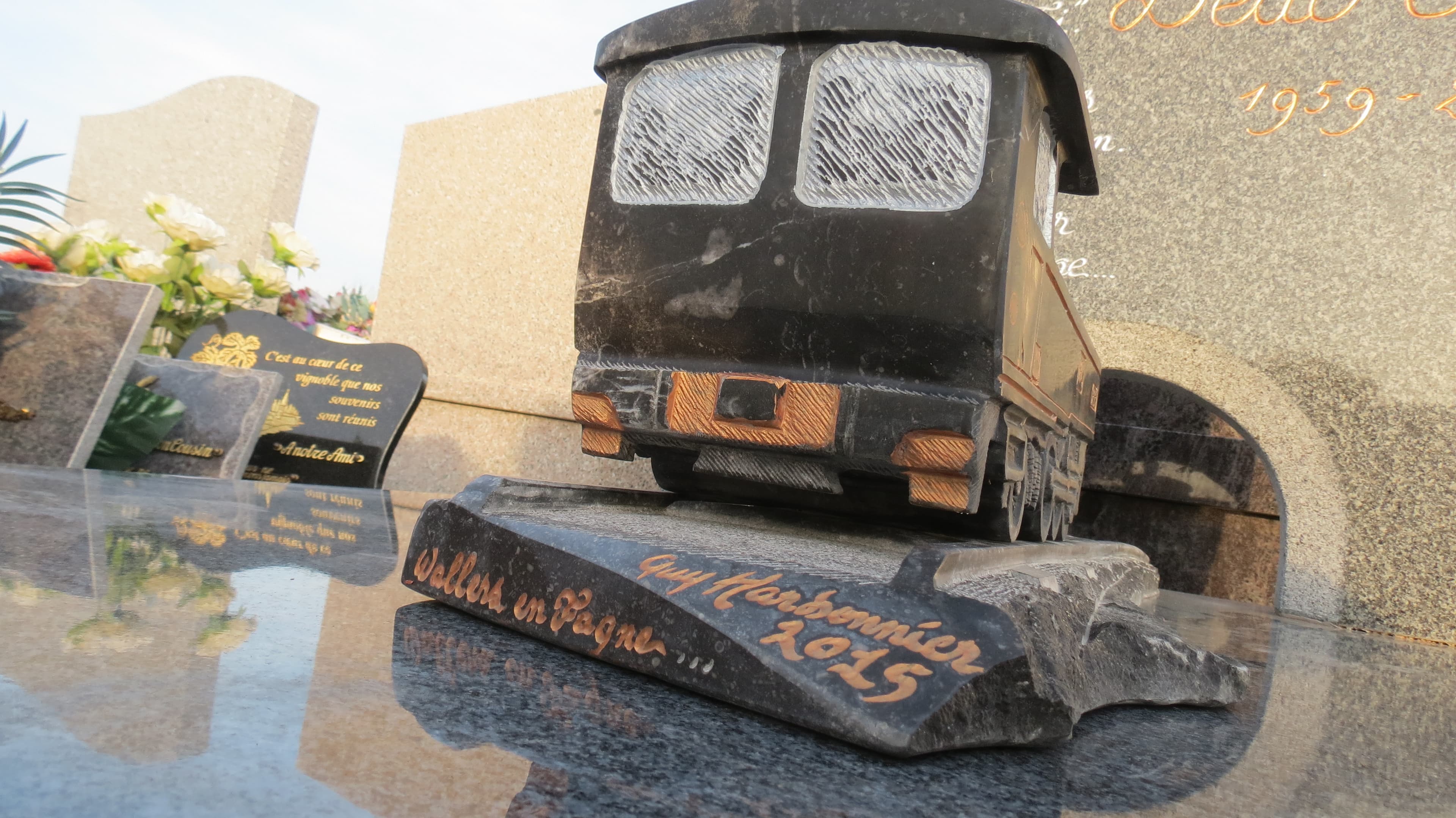 Monument avec locomotive sculptée
