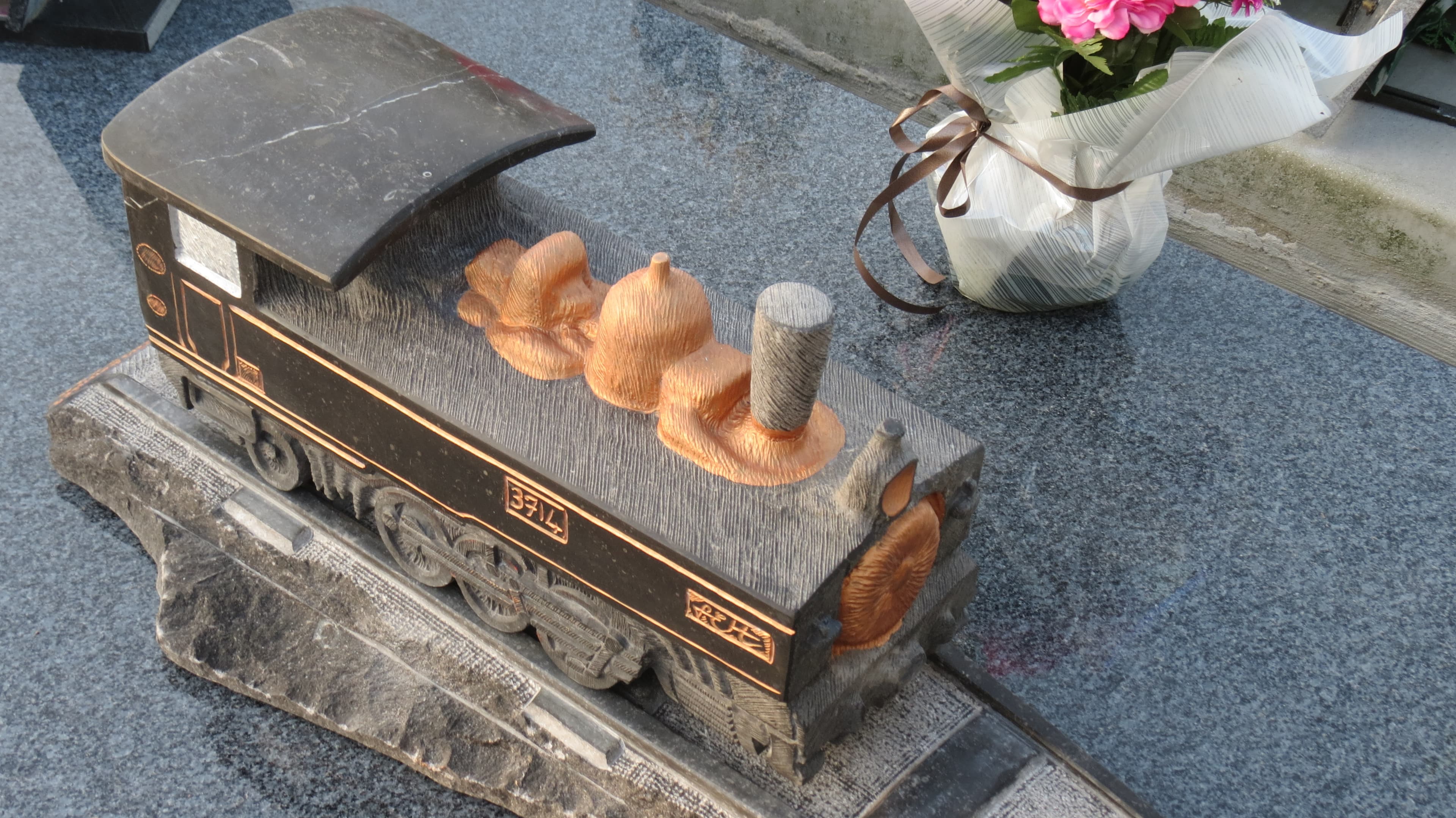Monument avec locomotive sculptée