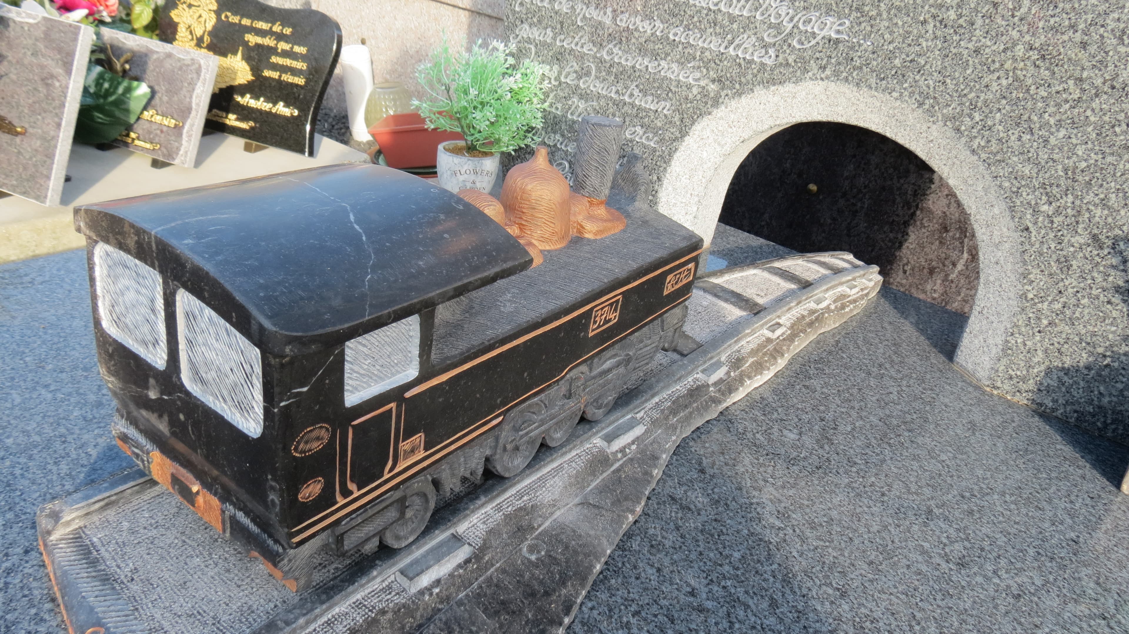 Monument avec locomotive sculptée