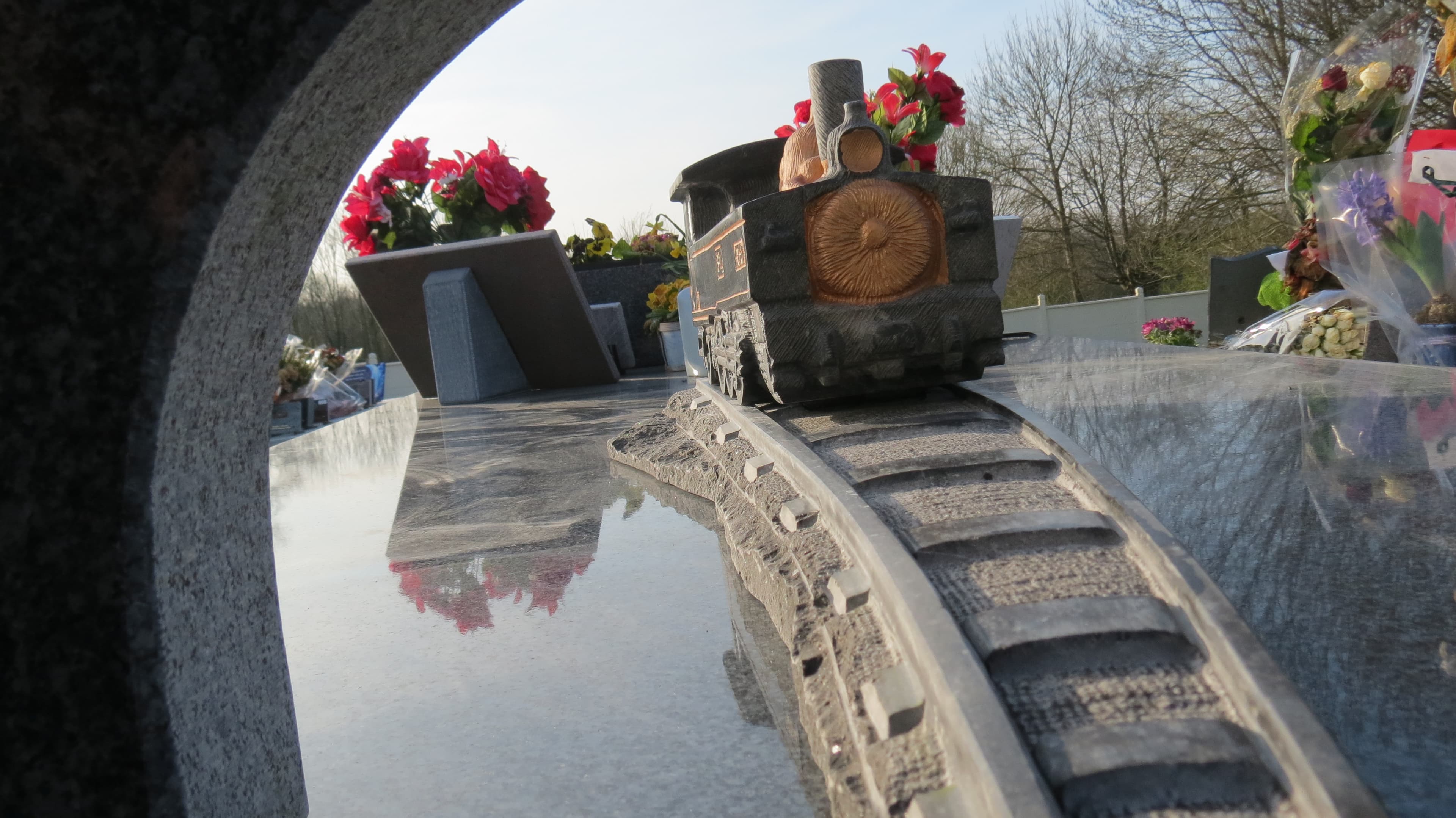 Monument avec locomotive sculptée