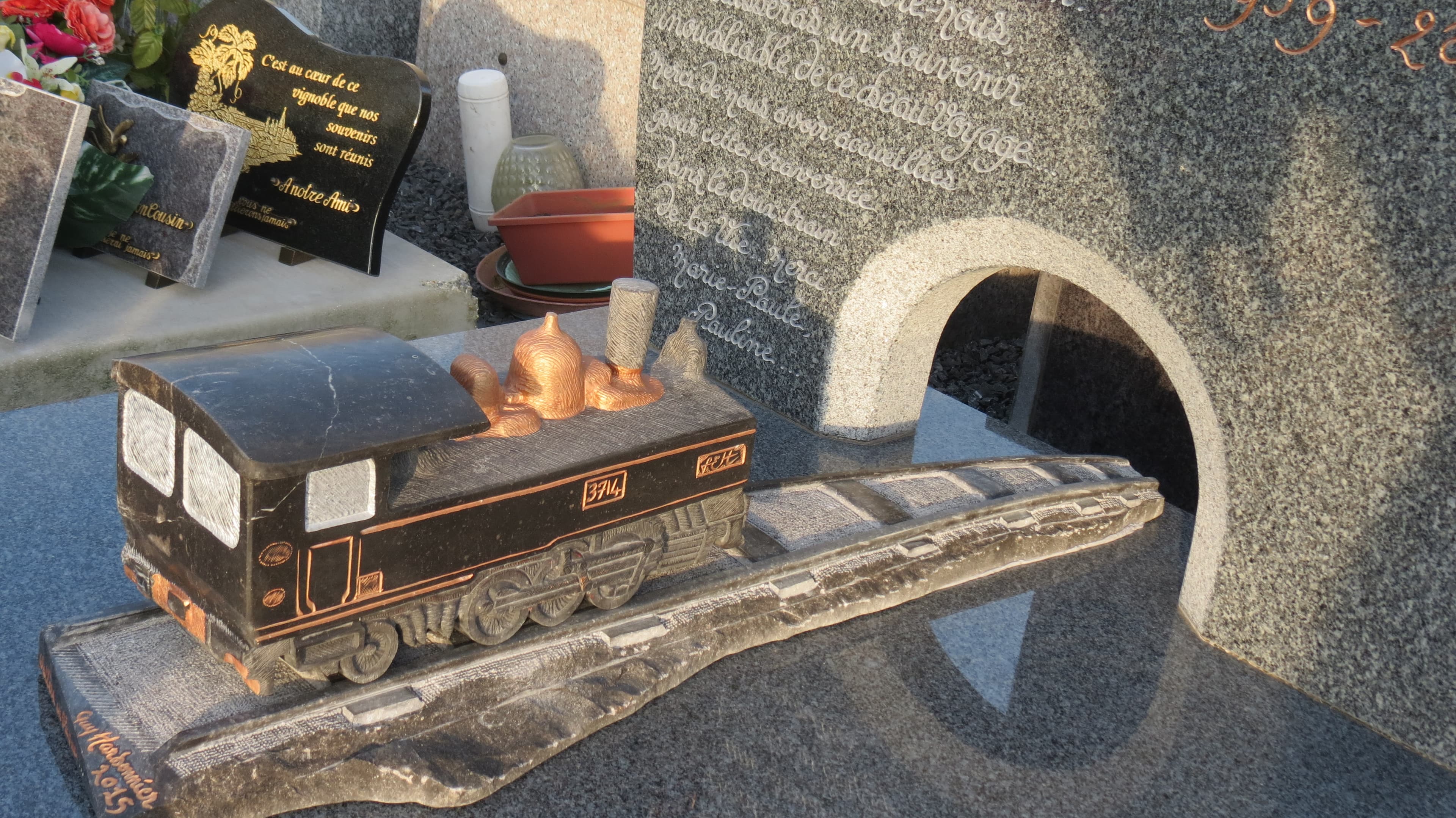 Monument avec locomotive sculptée