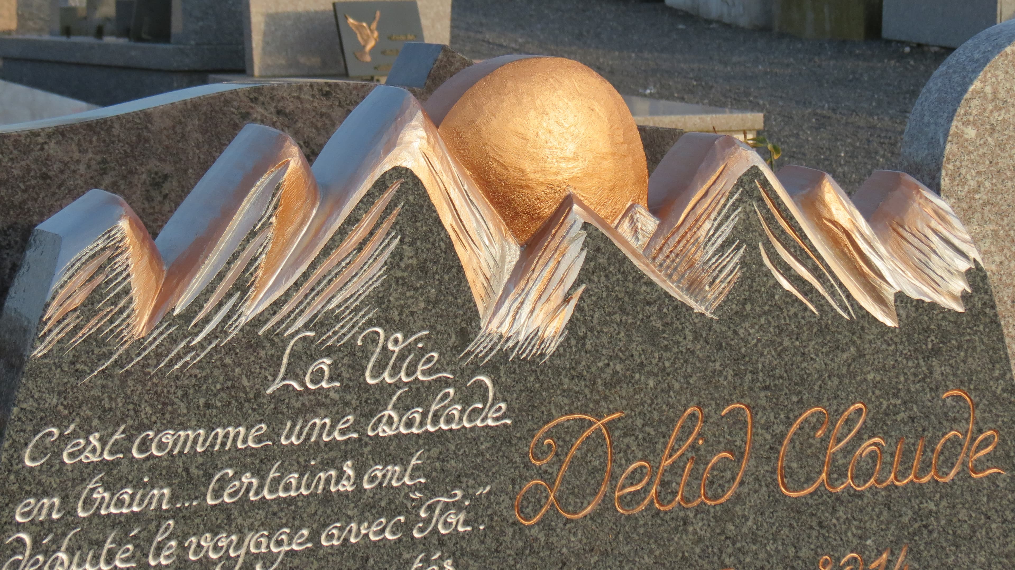 Monument avec locomotive sculptée