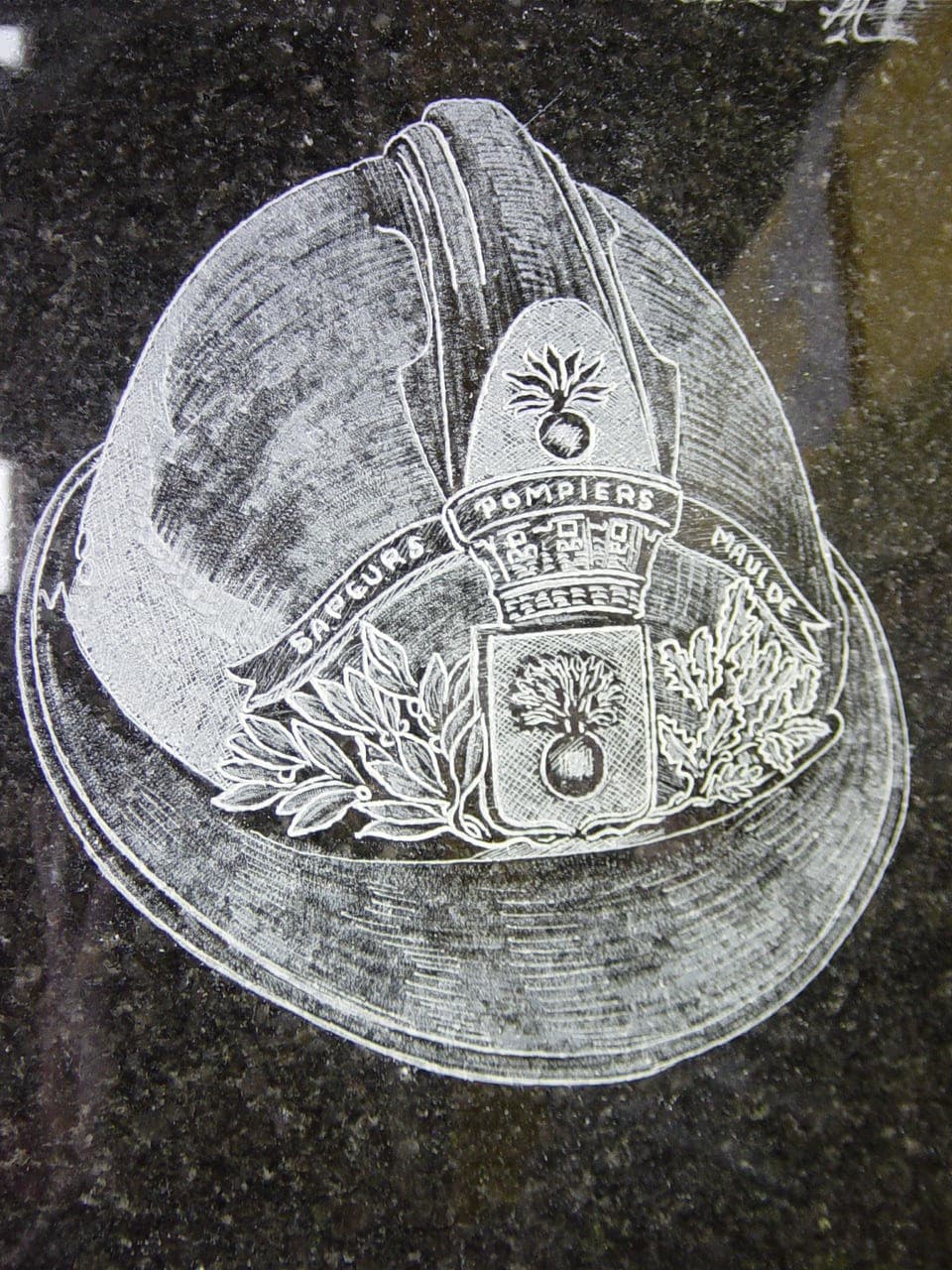 Motif divers poly-gravé sur Granit