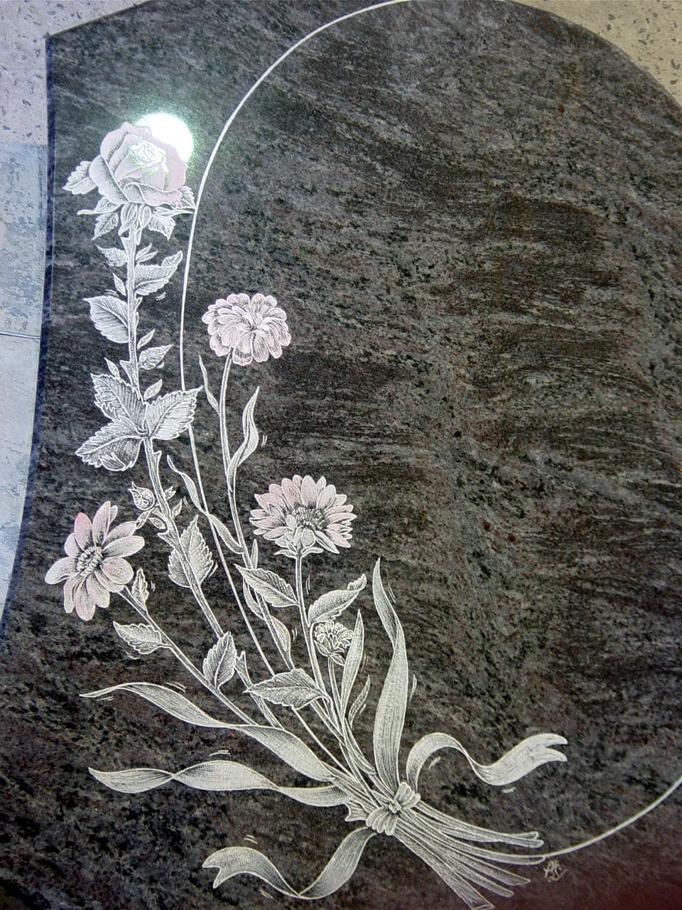 Motif divers poly-gravé sur Granit