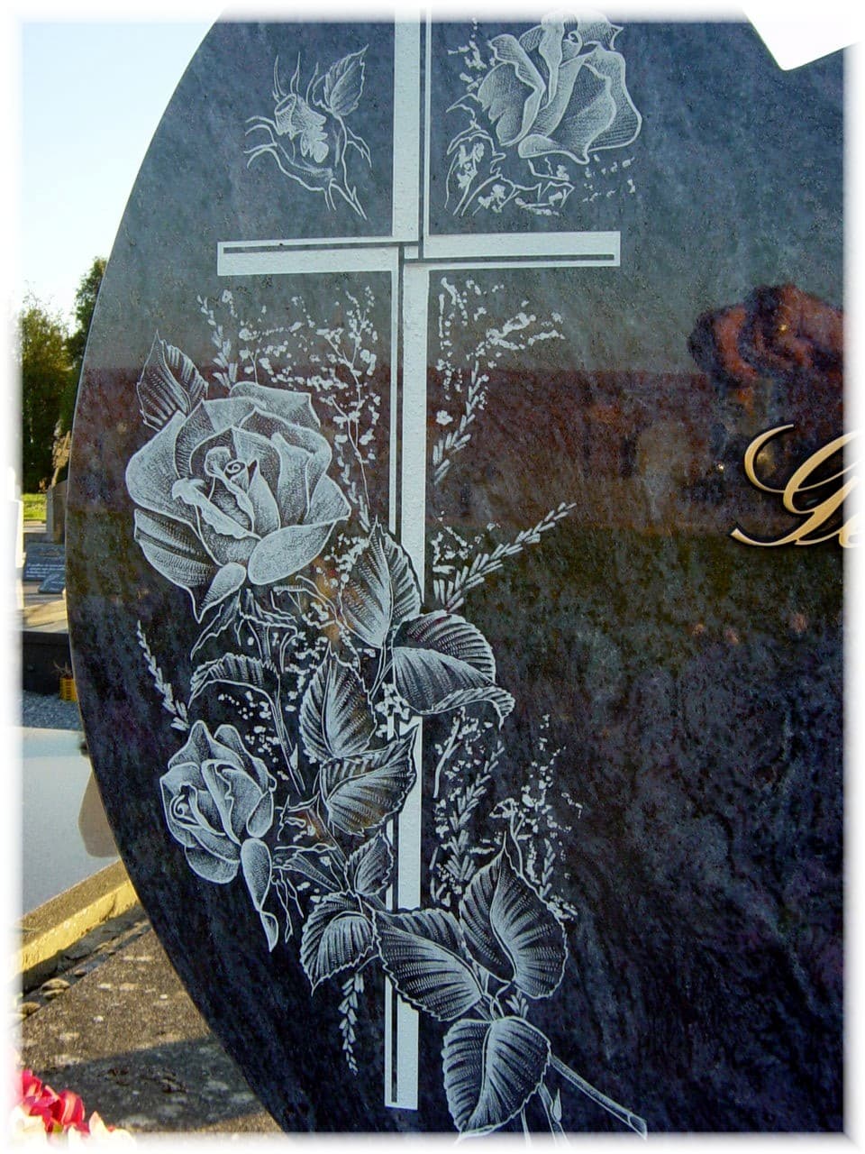 Motif poly-gravé autour d'une Croix, sur Granit