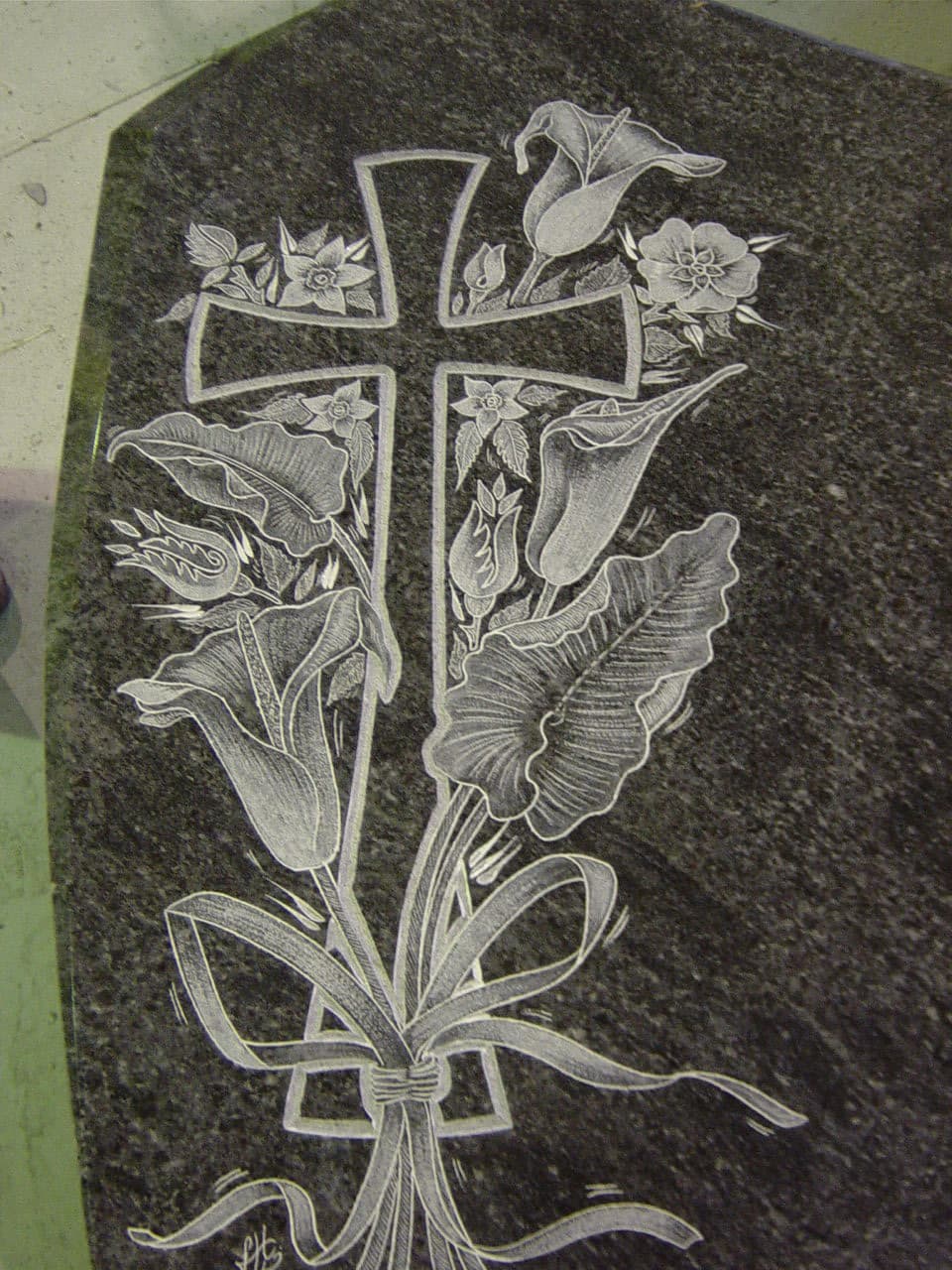 Motif poly-gravé autour d'une Croix, sur Granit