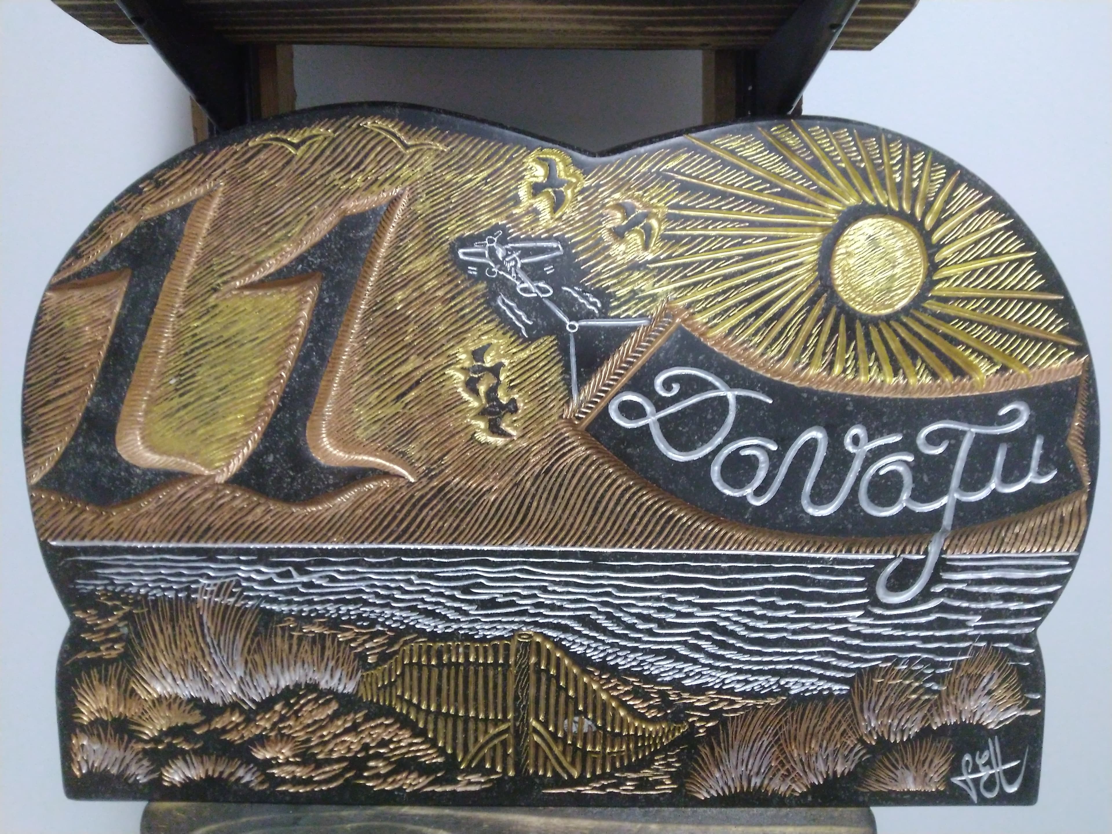 Plaque gravée sur maison en bord de mer