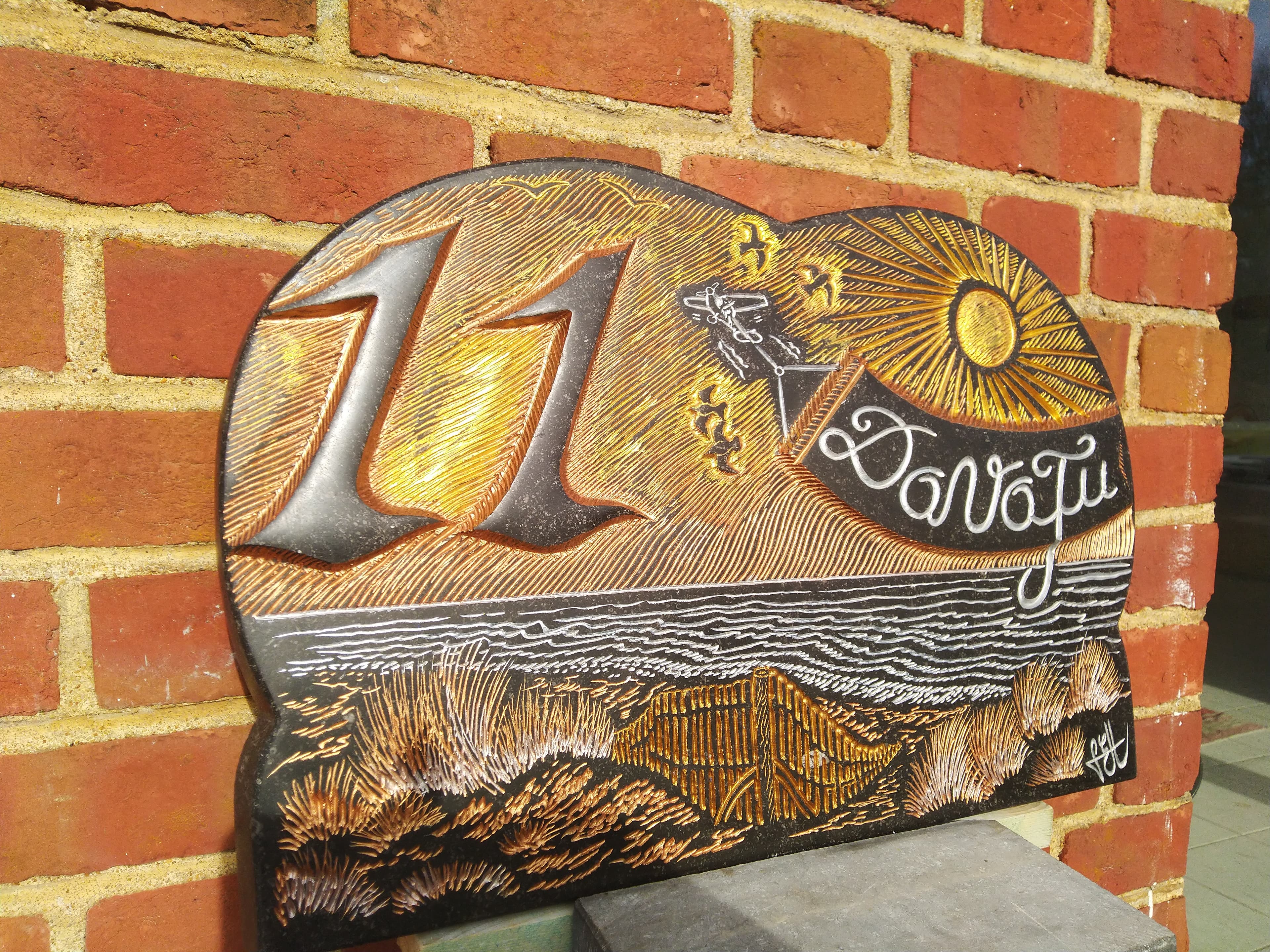 Plaque gravée sur maison en bord de mer